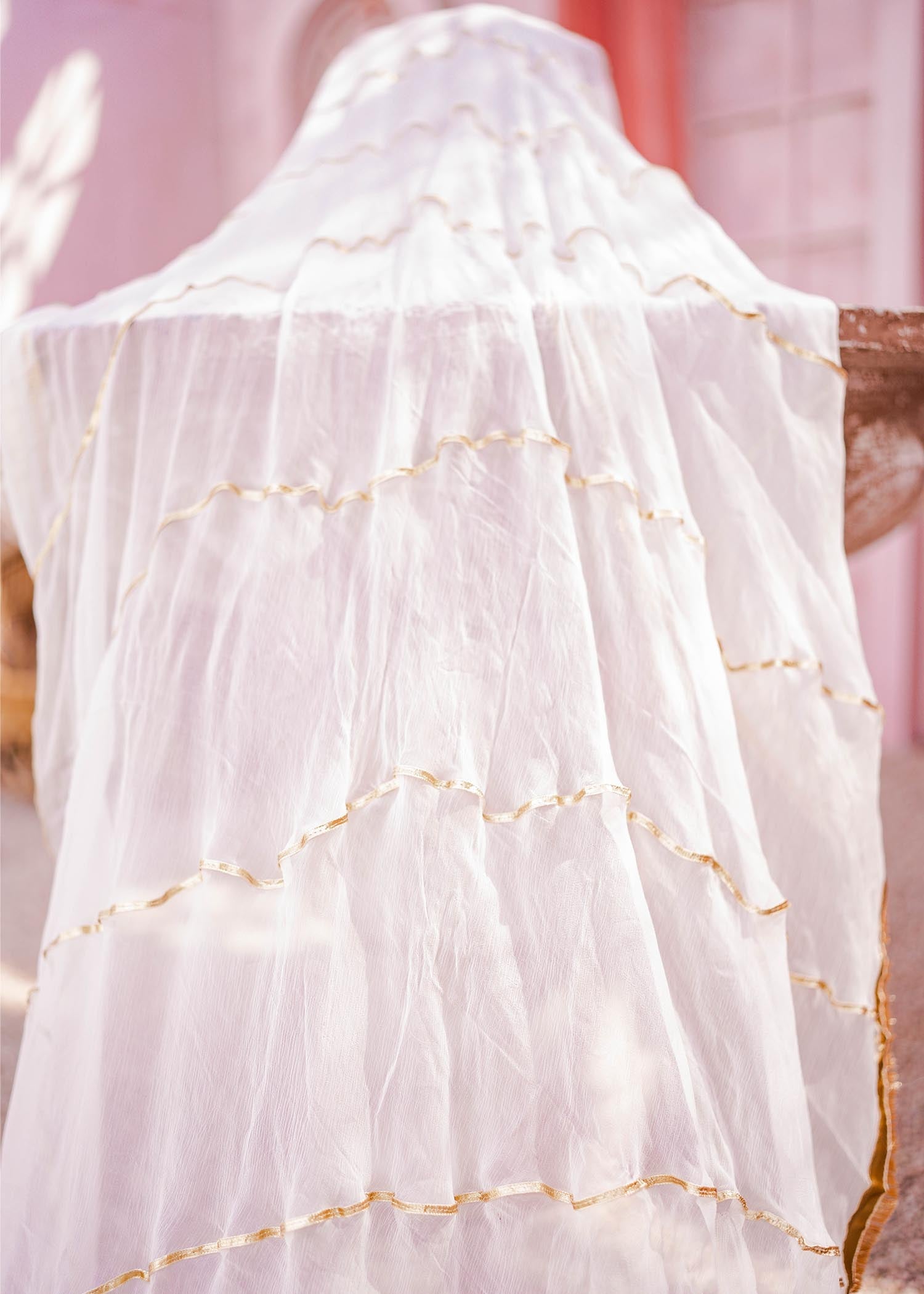 Manaal Arfeen Safeed Gulaab