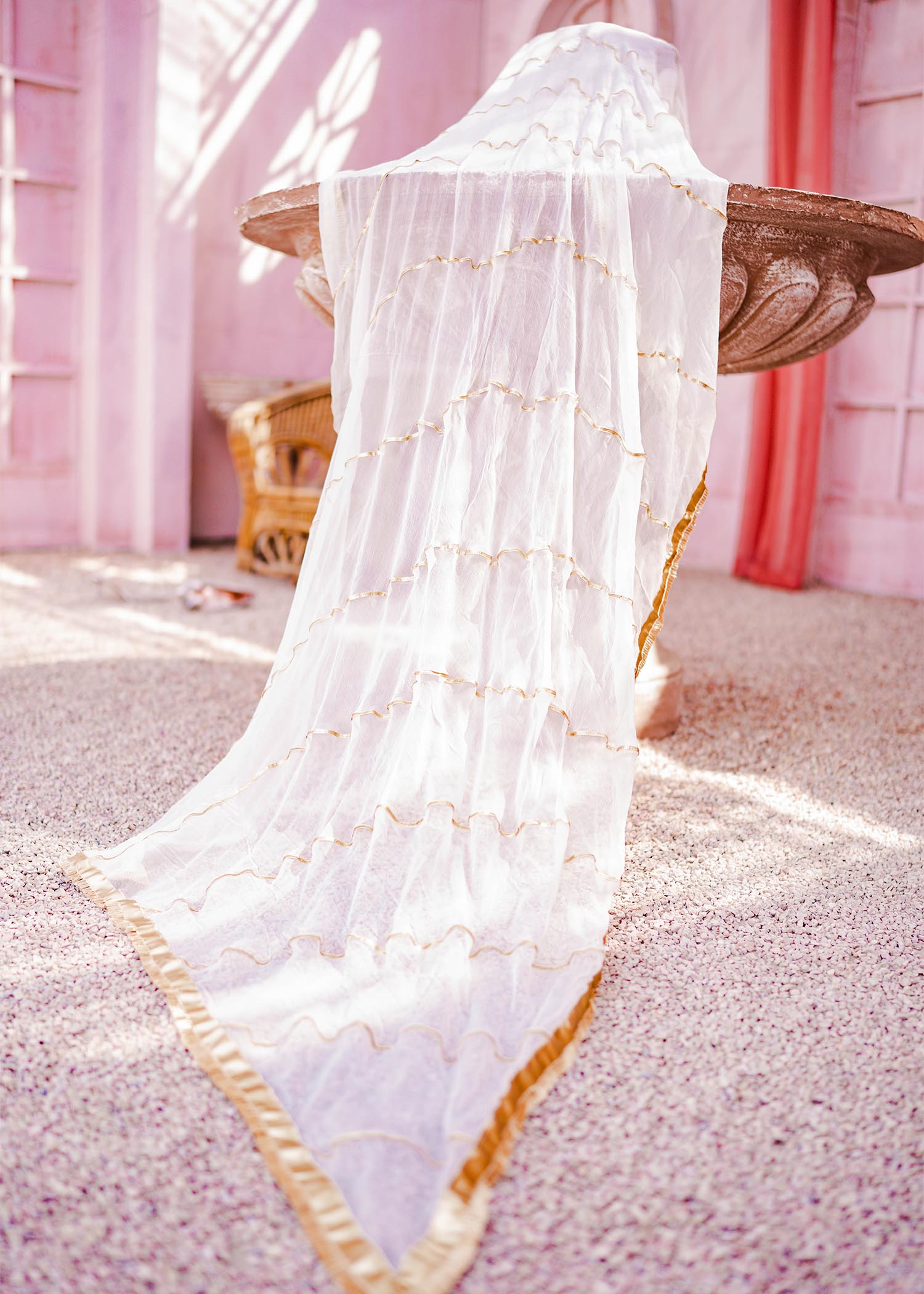 Manaal Arfeen Safeed Gulaab