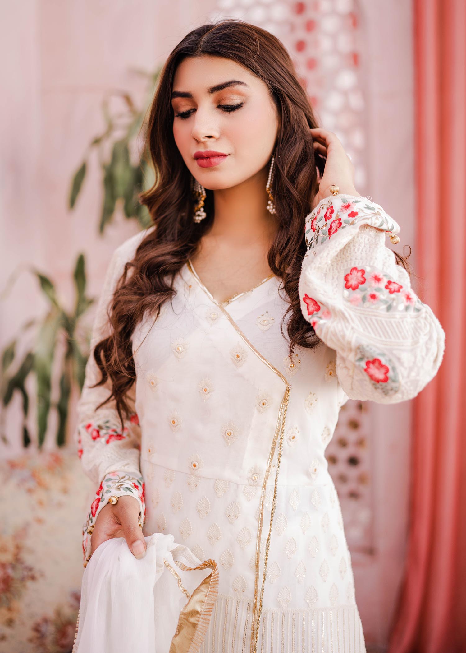 Manaal Arfeen Safeed Gulaab