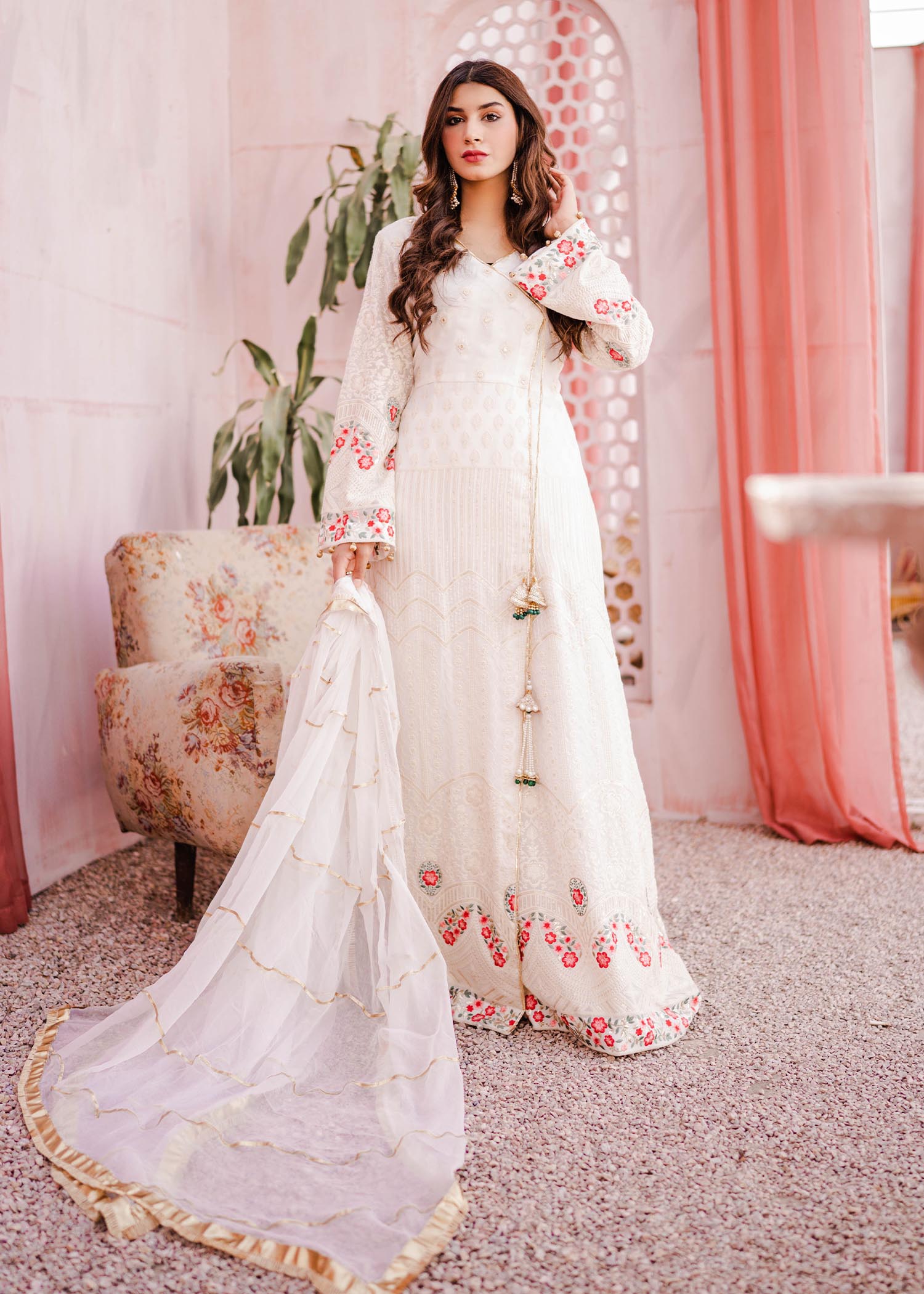 Manaal Arfeen Safeed Gulaab