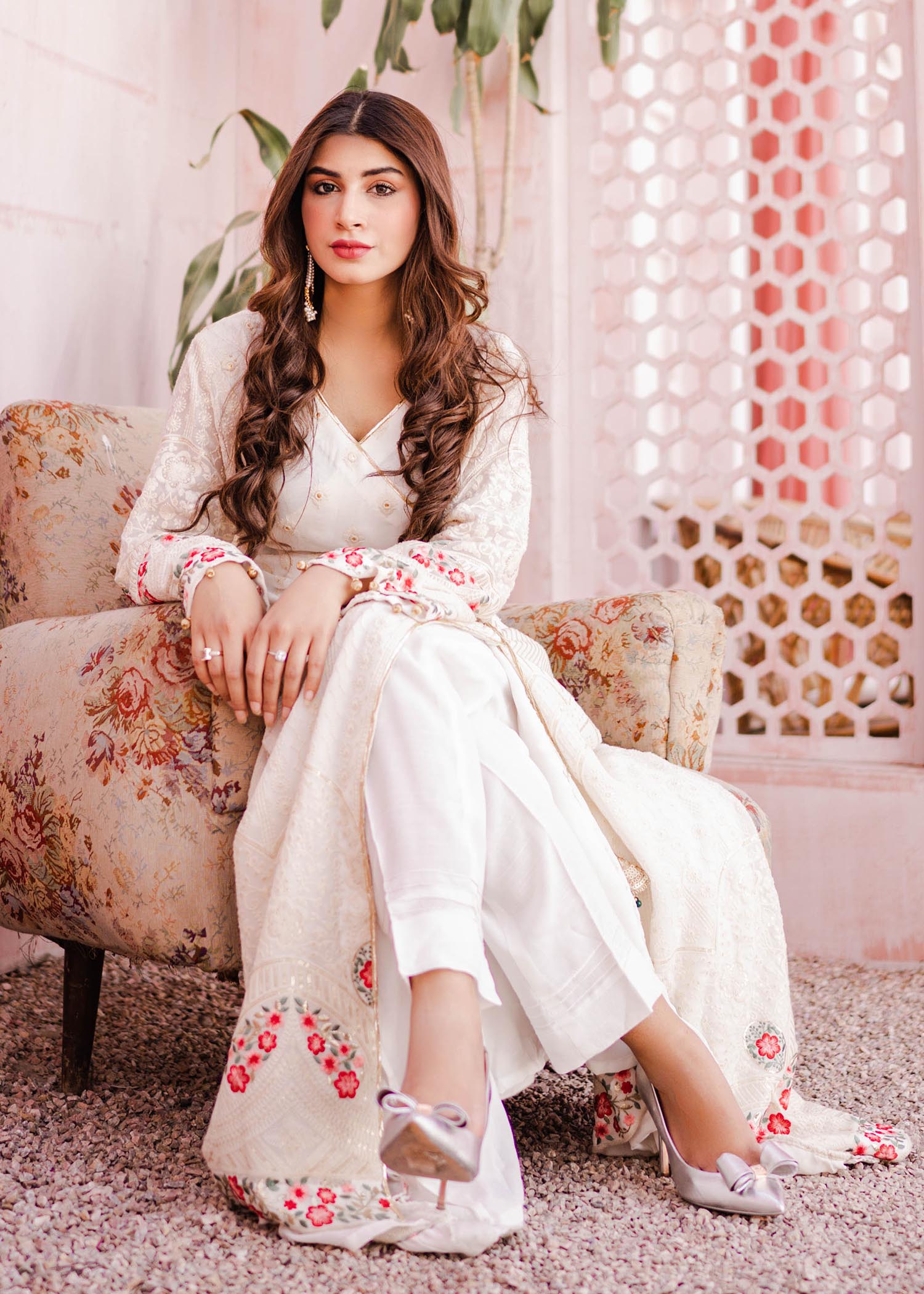 Manaal Arfeen Safeed Gulaab