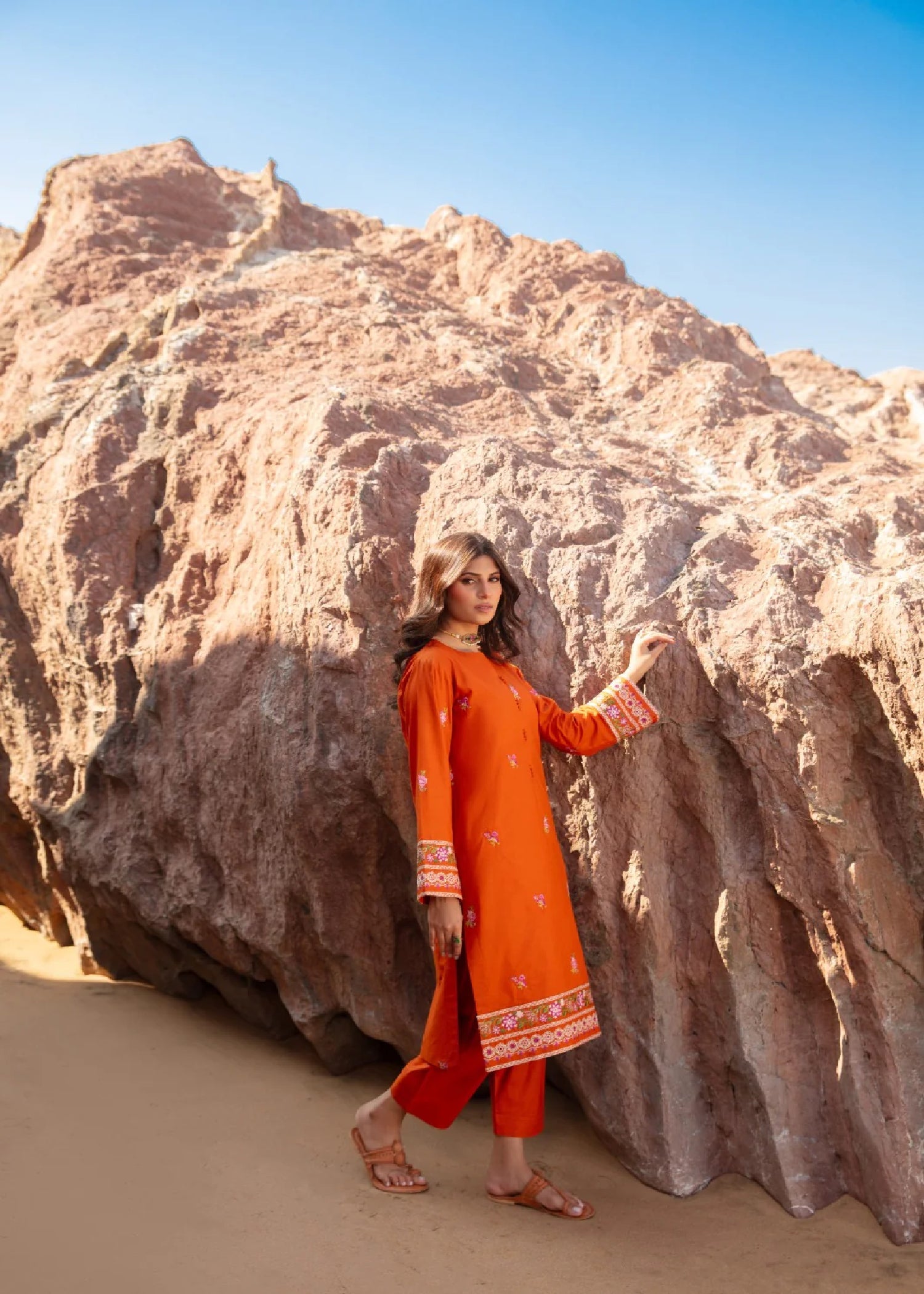 Meeraki Rustic Charm Women 2pcs