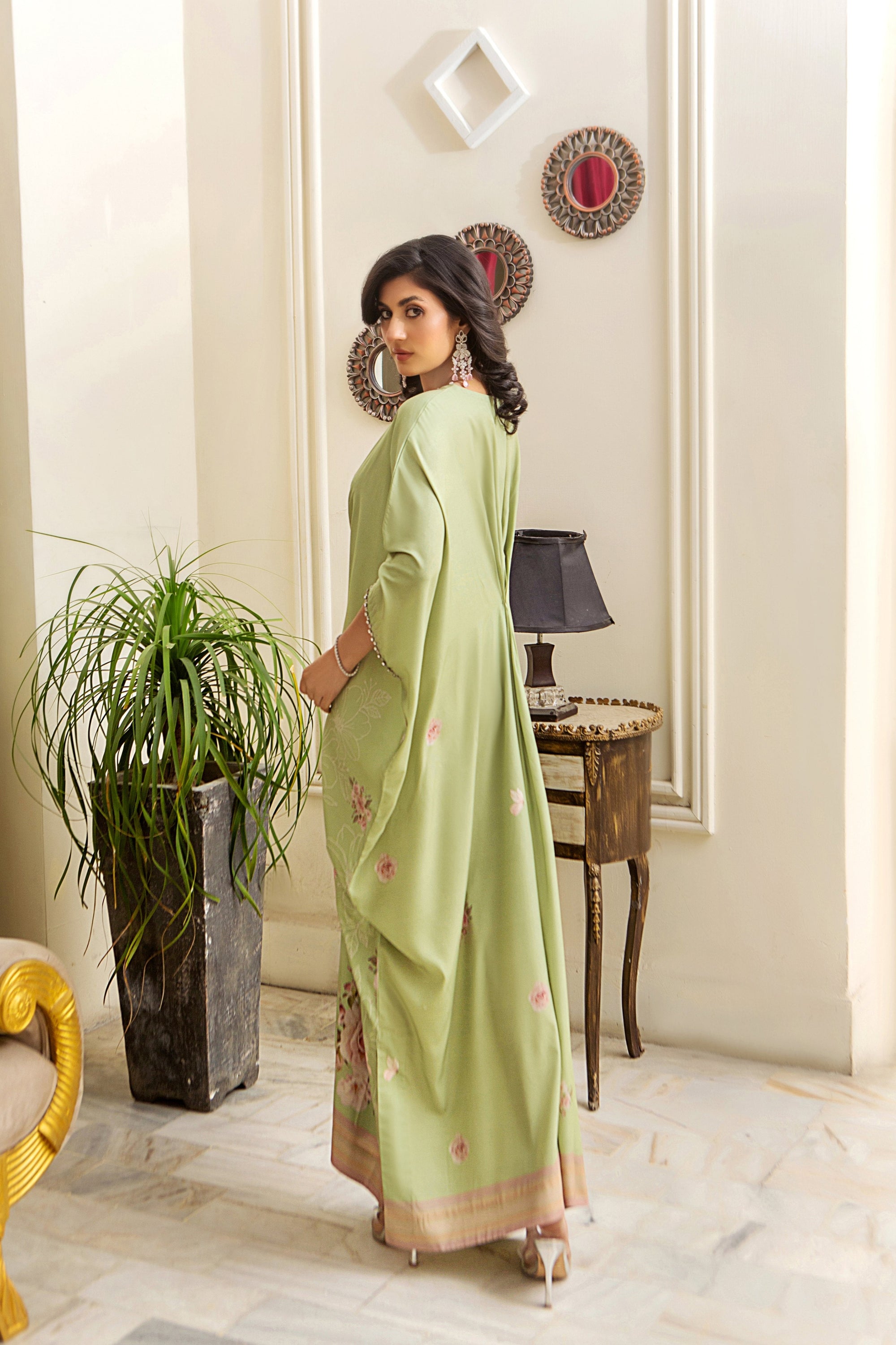 Alnuqat Zenith kaftan made in soft crepe fabric. Women 1pcs