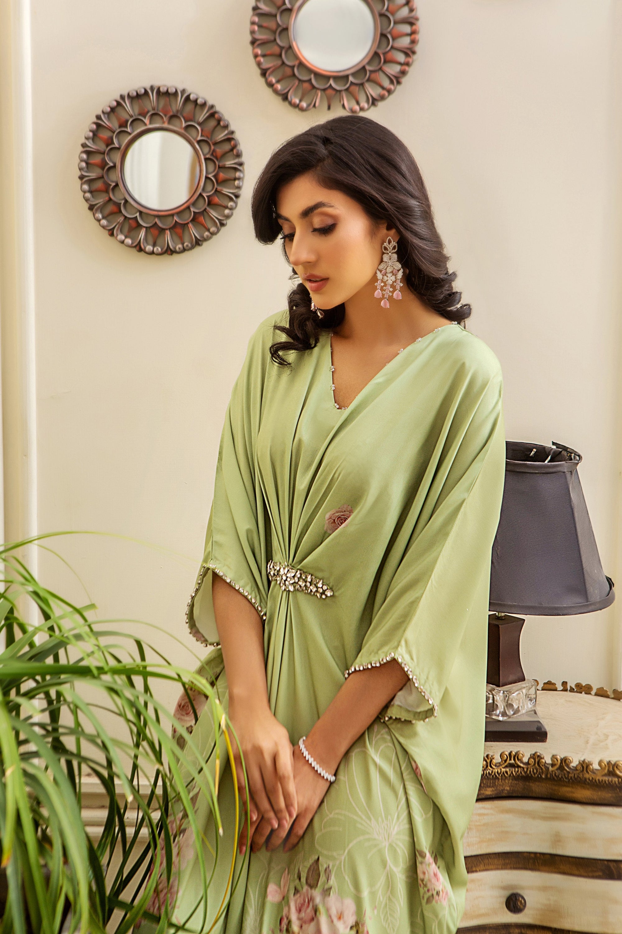 Alnuqat Zenith kaftan made in soft crepe fabric. Women 1pcs