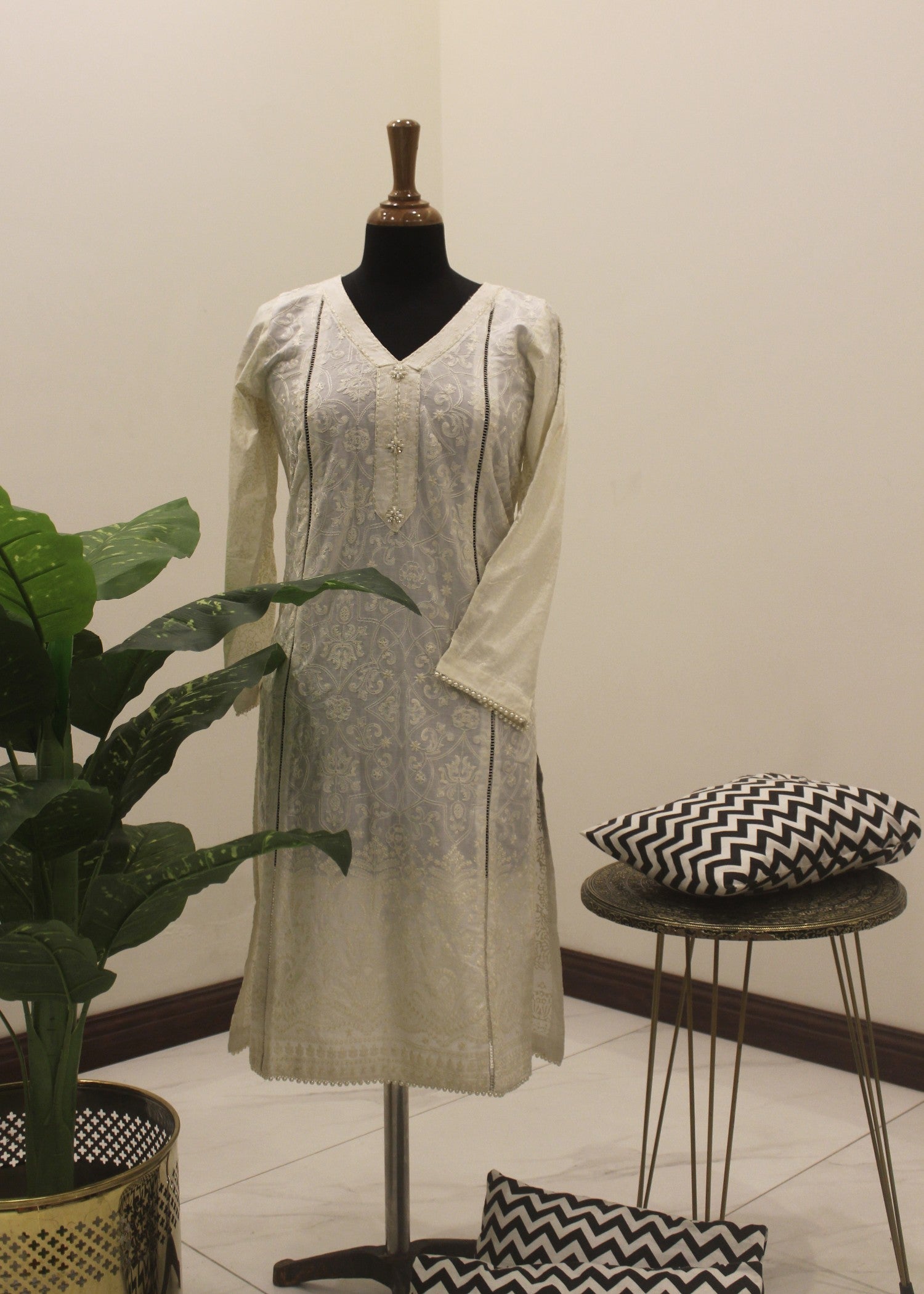 Afifa Iftikhar Classic White Women 1pcs