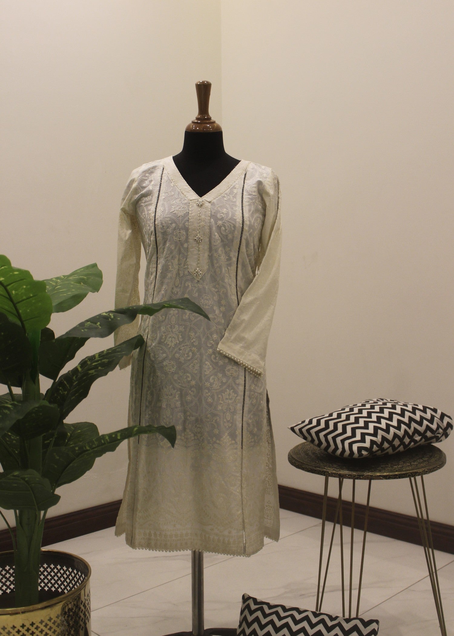 Afifa Iftikhar Classic White Women 1pcs