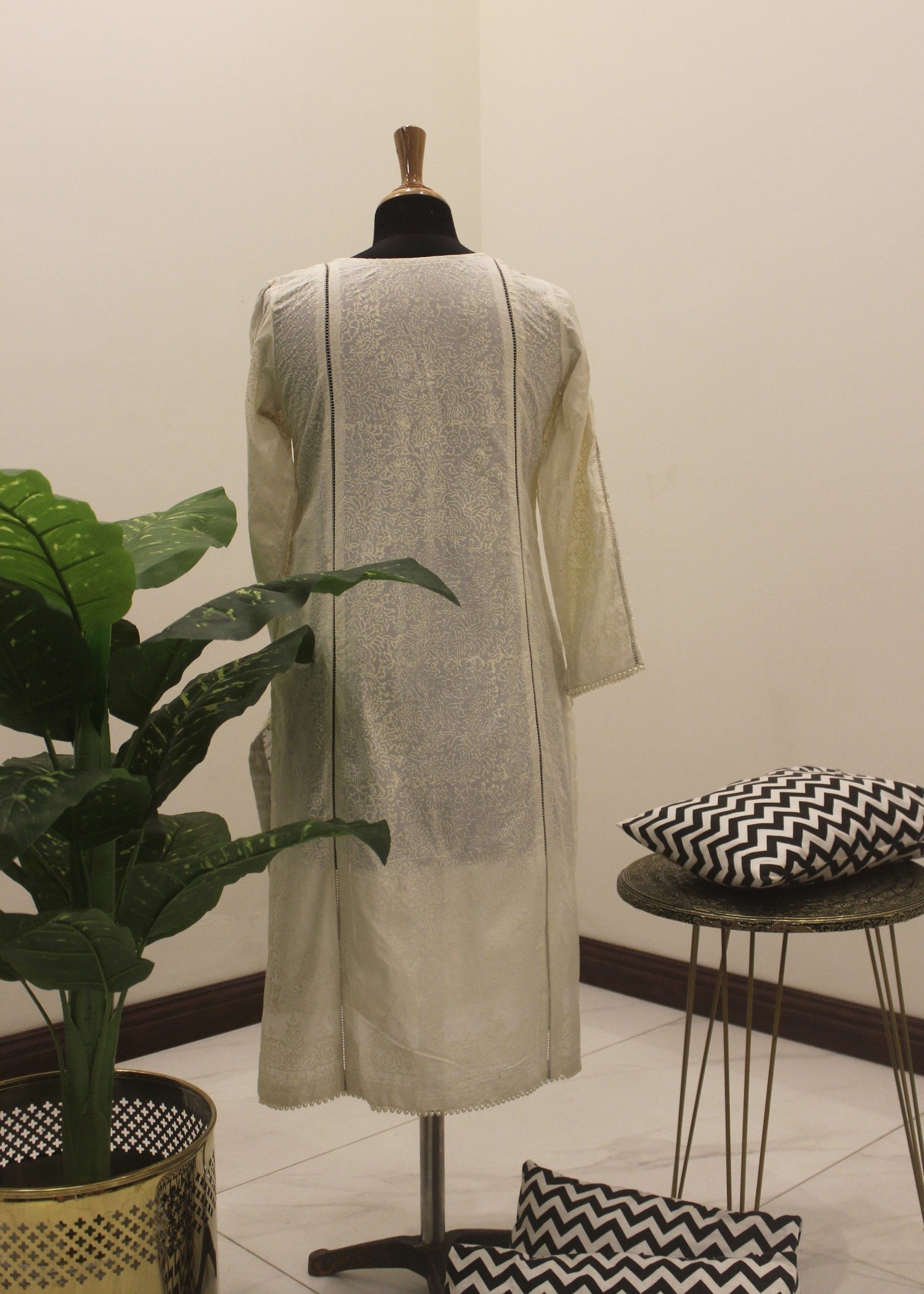 Afifa Iftikhar Classic White Women 1pcs