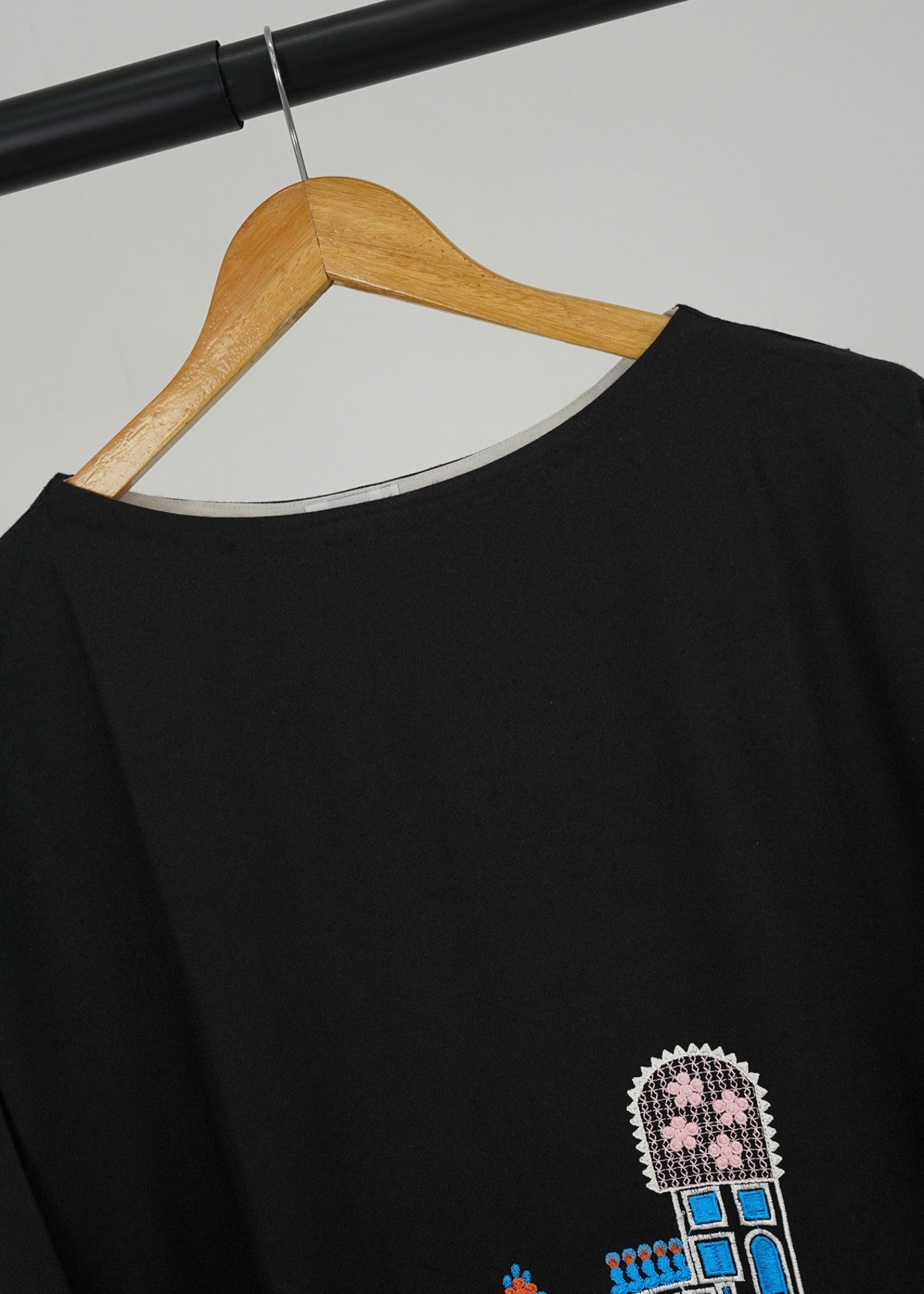 6teen black embroidered shirt Women 1pcs