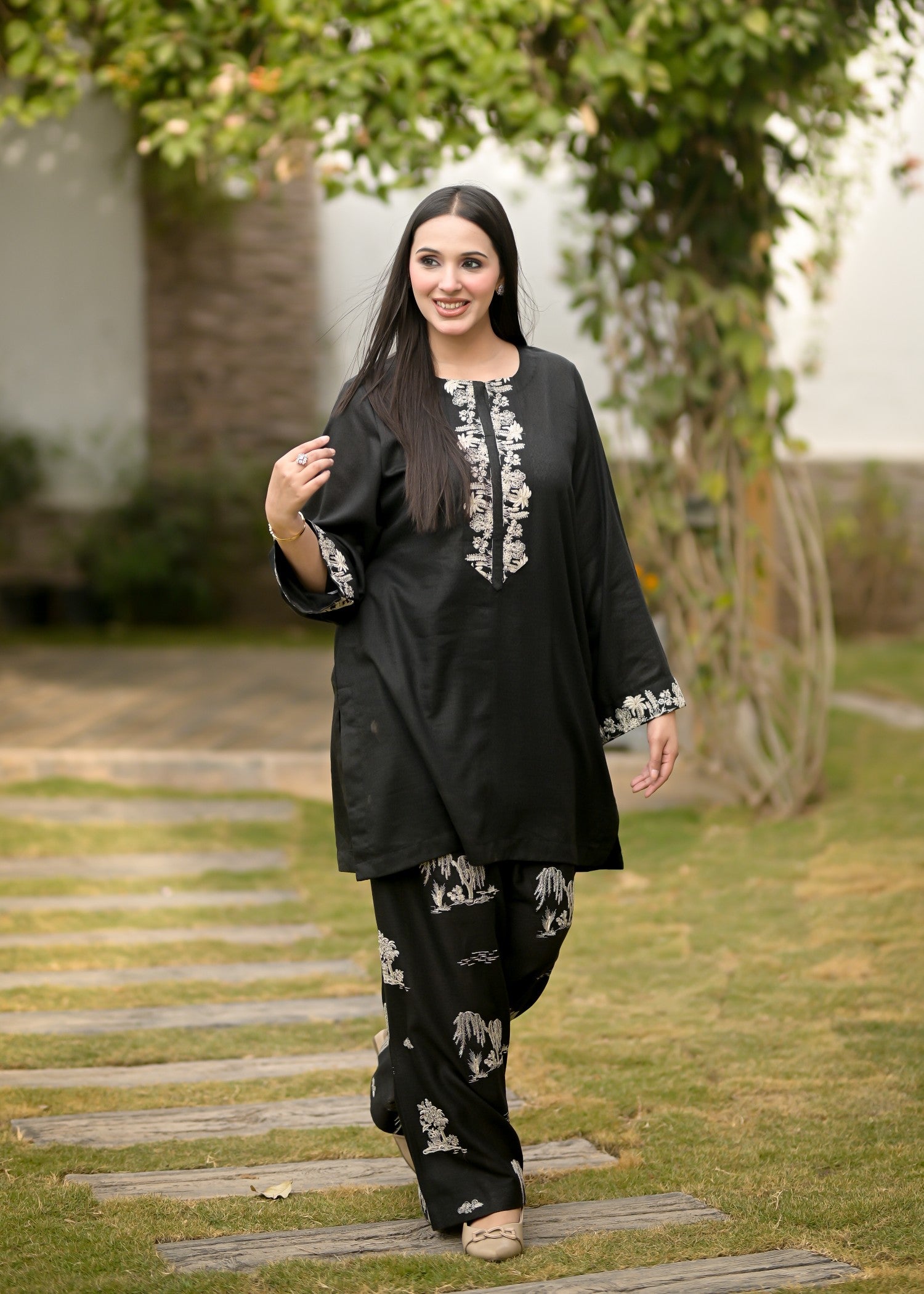 Ayesha Mubariz Noir Karandi Black Embroidered Pret (AM022) Women 2pcs