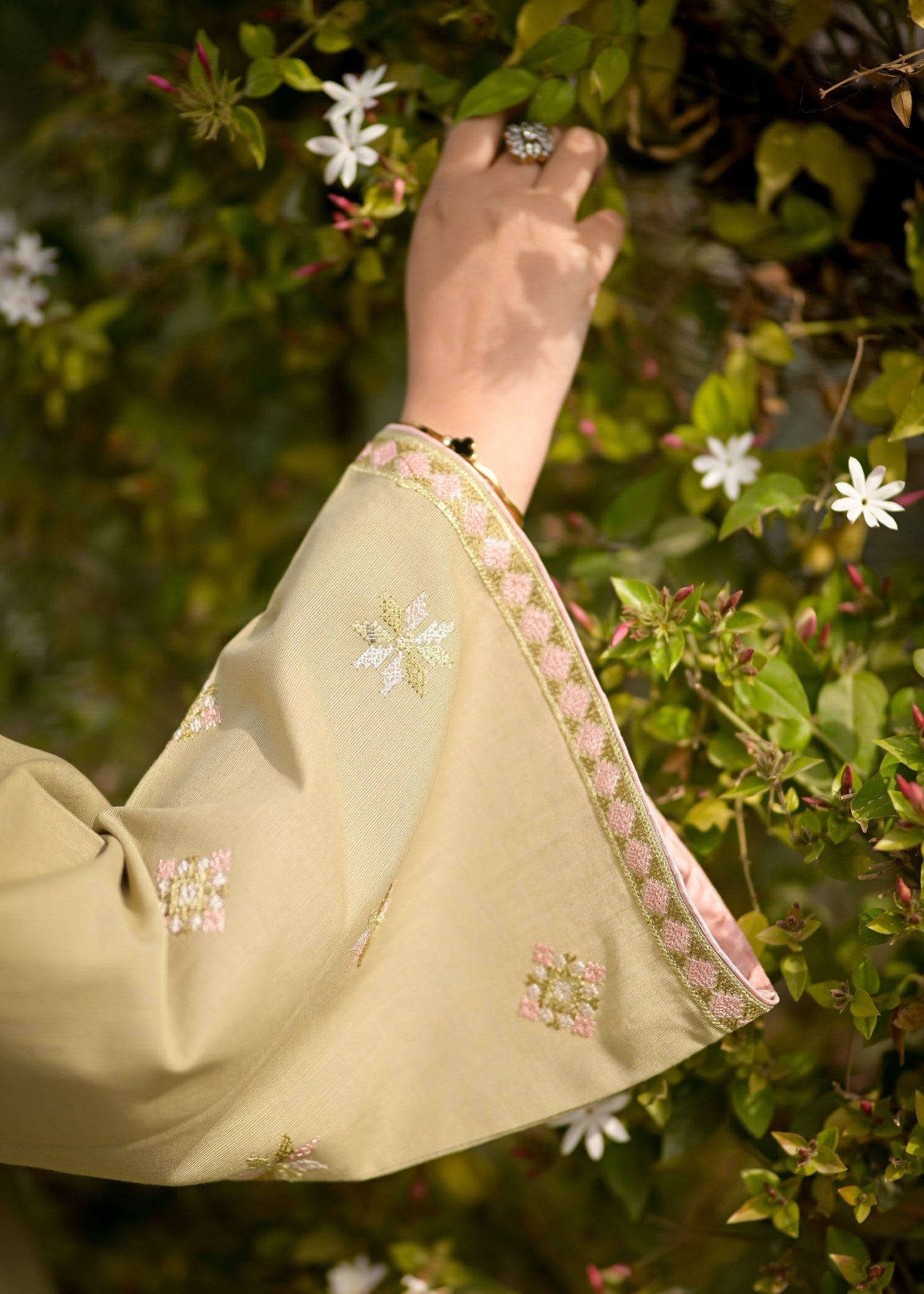 Ayesha Mubariz Zerua – Khaddar Pistachio Green Embroidered Pret (AM023) Women 2pcs