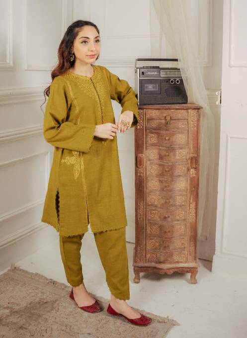 Thread 21 Ember Women 2pcs