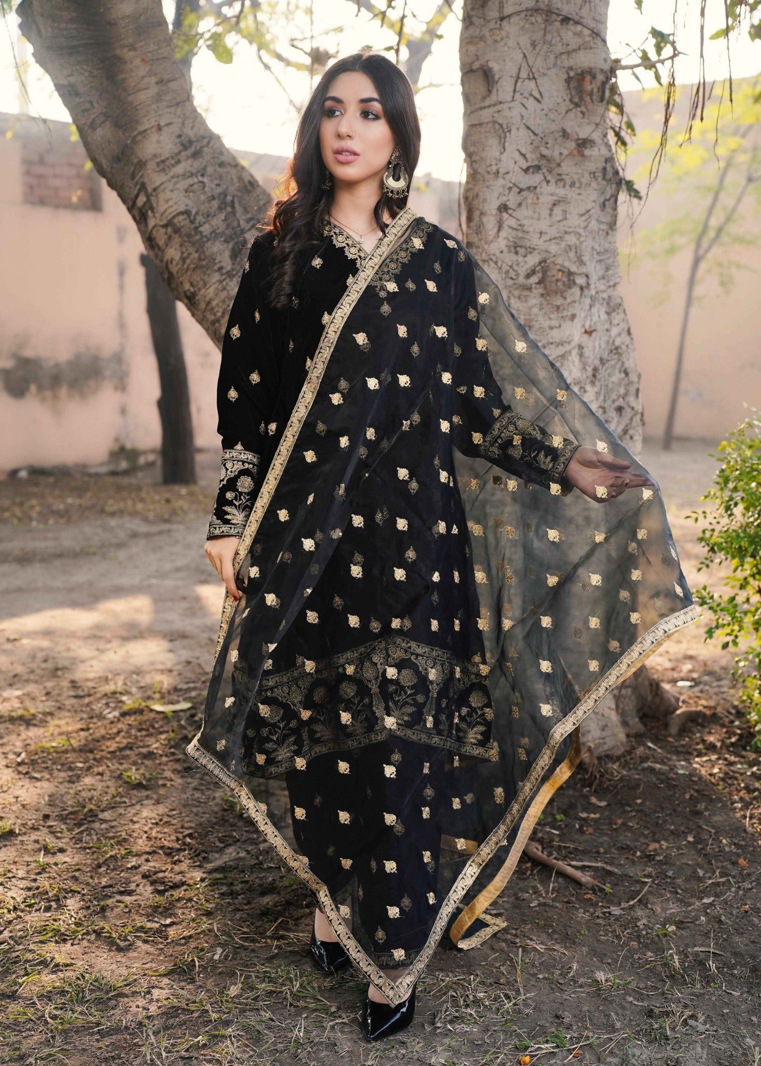 Akhrot Clothing Black Chandni Velvet Women 3pcs
