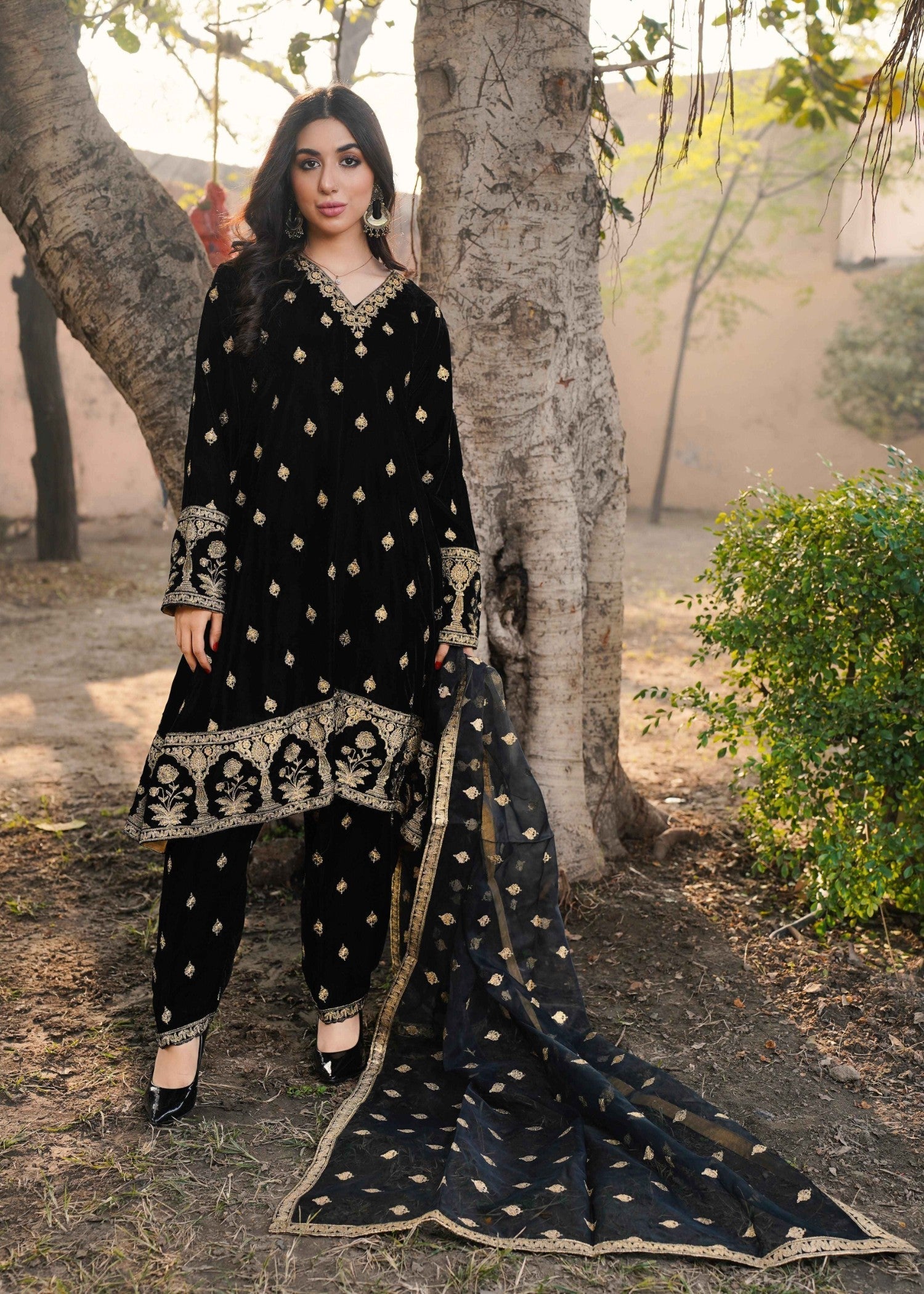 Akhrot Clothing Black Chandni Velvet Women 3pcs