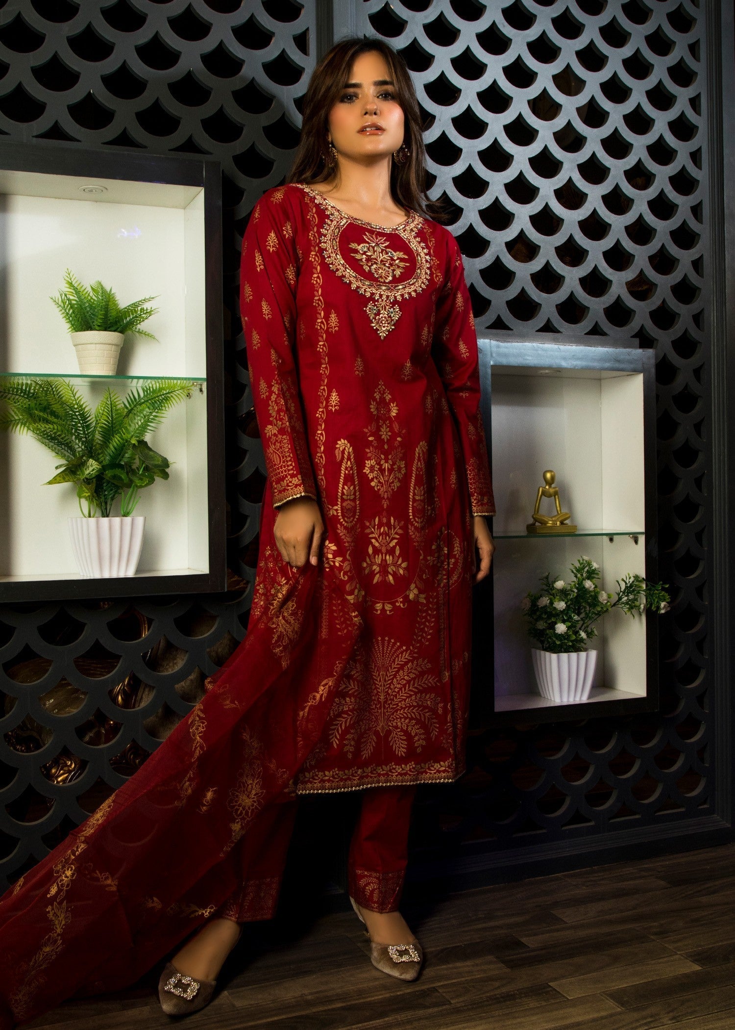 Madame Embroidered Lawn Suit 2713 Women 3pcs