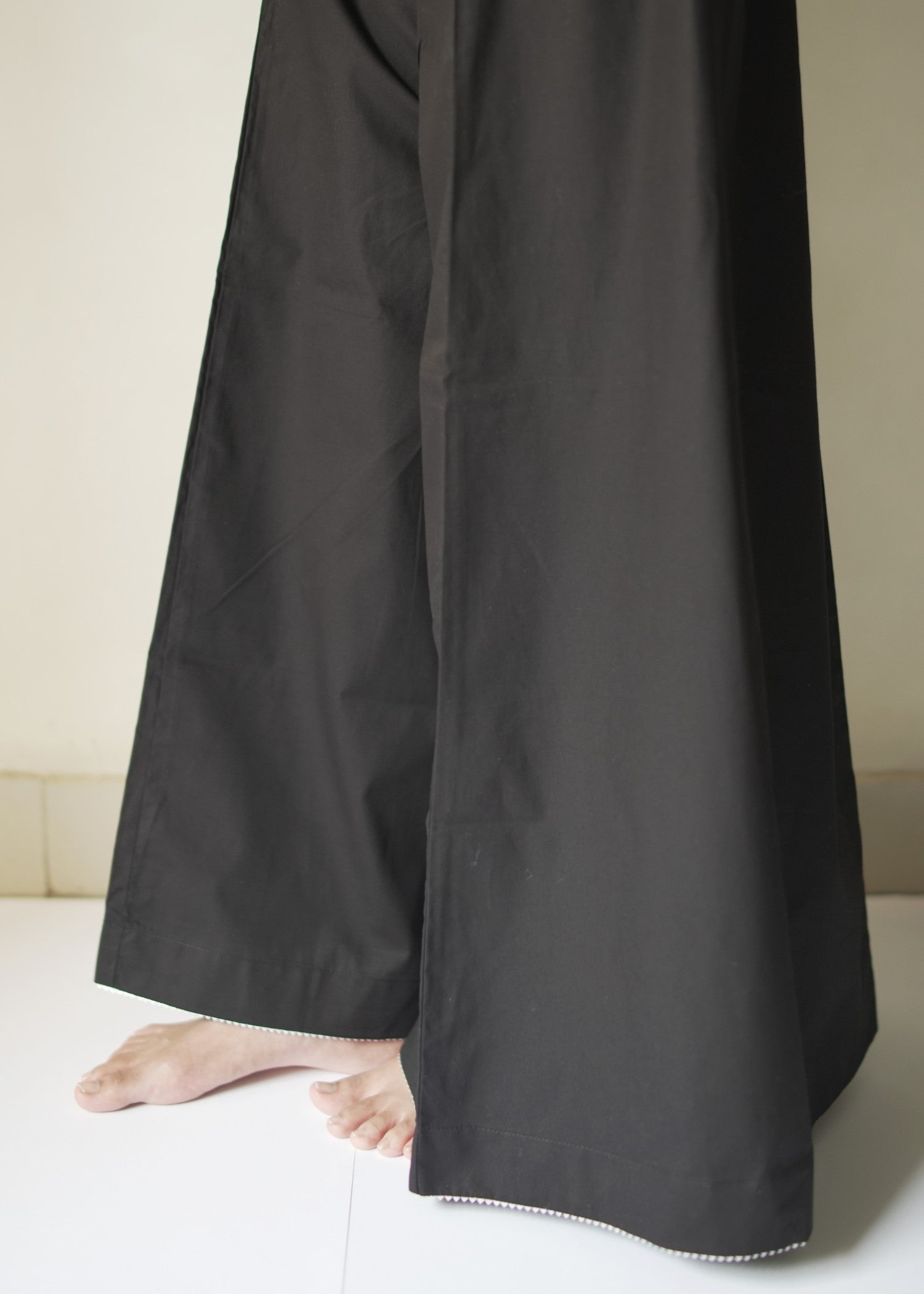 DECK UP Classic Flared Ijaar Black Women 1pcs