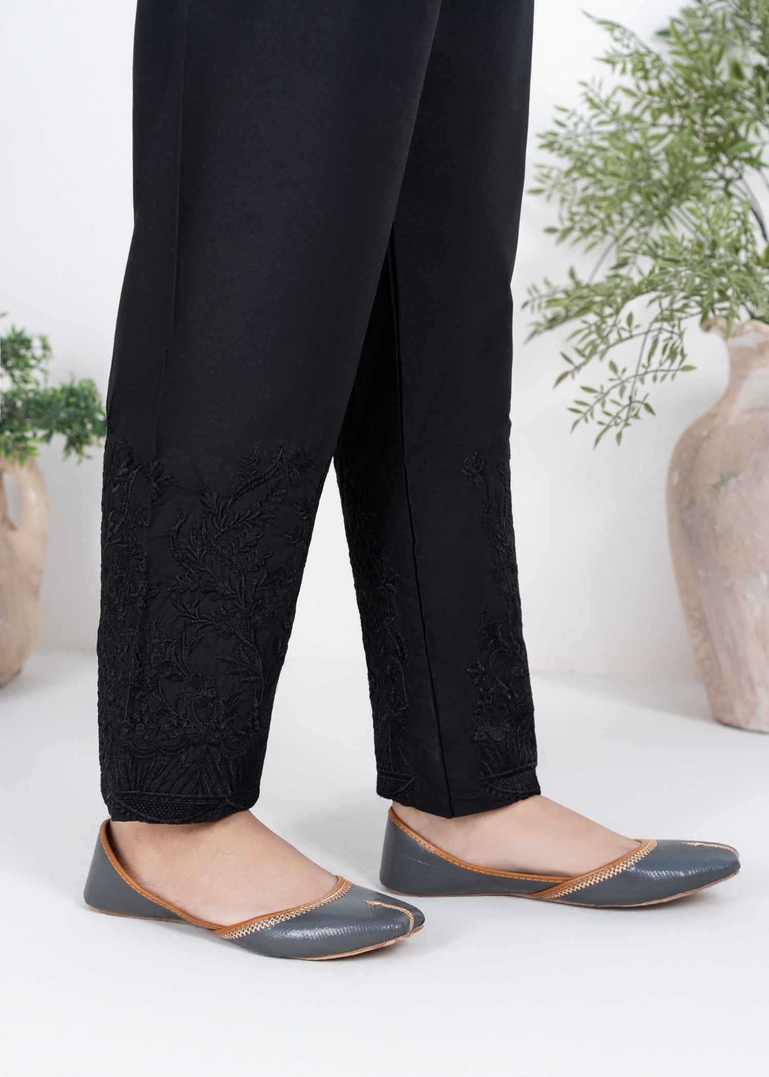 Rangeenz Embroidered Capri Pants Mida Women 1pcs