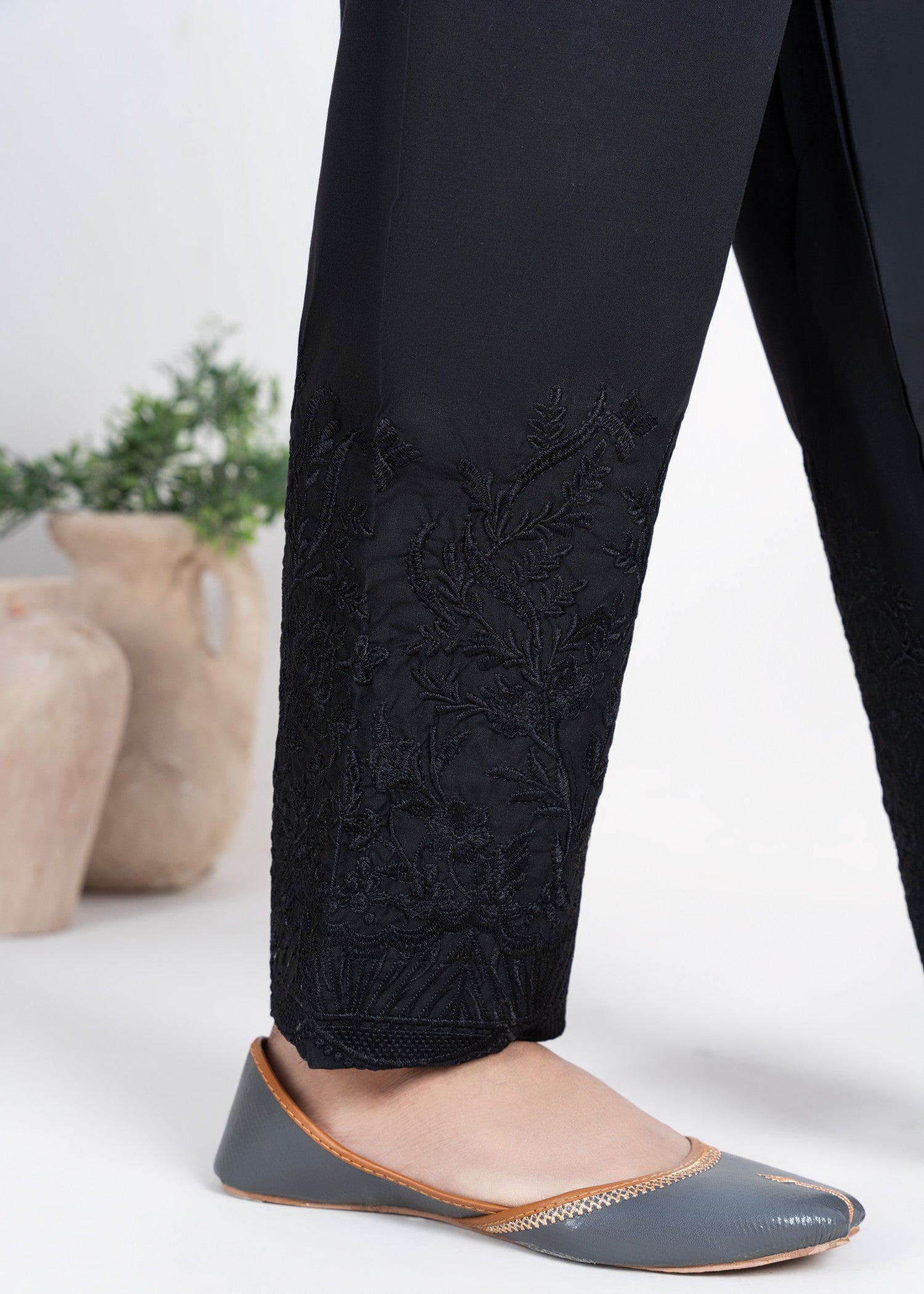 Rangeenz Embroidered Capri Pants Mida Women 1pcs