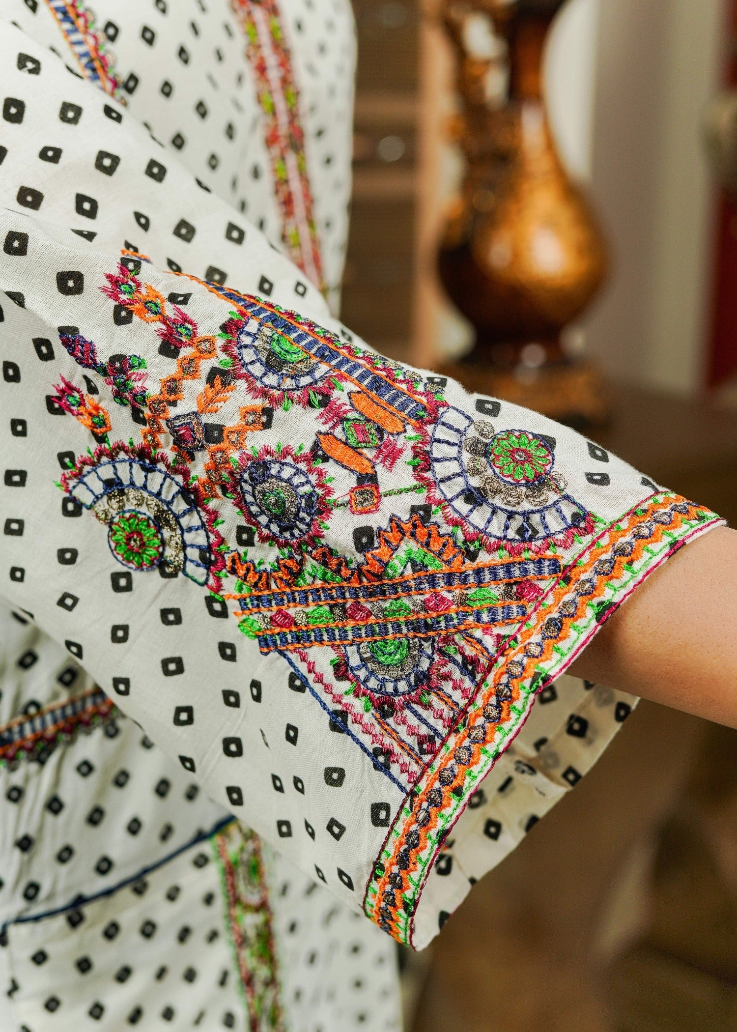 Cynoption Off White Embroidered Pocket Cotton Two Piece Women 2pcs