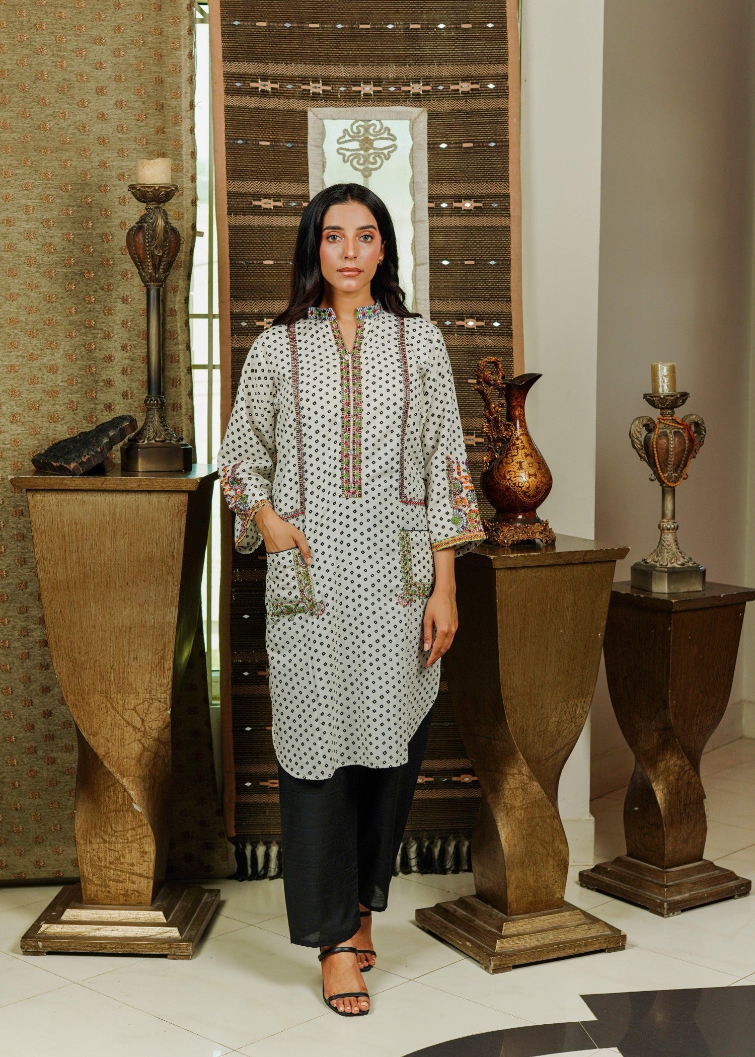 Cynoption Off White Embroidered Pocket Cotton Two Piece Women 2pcs