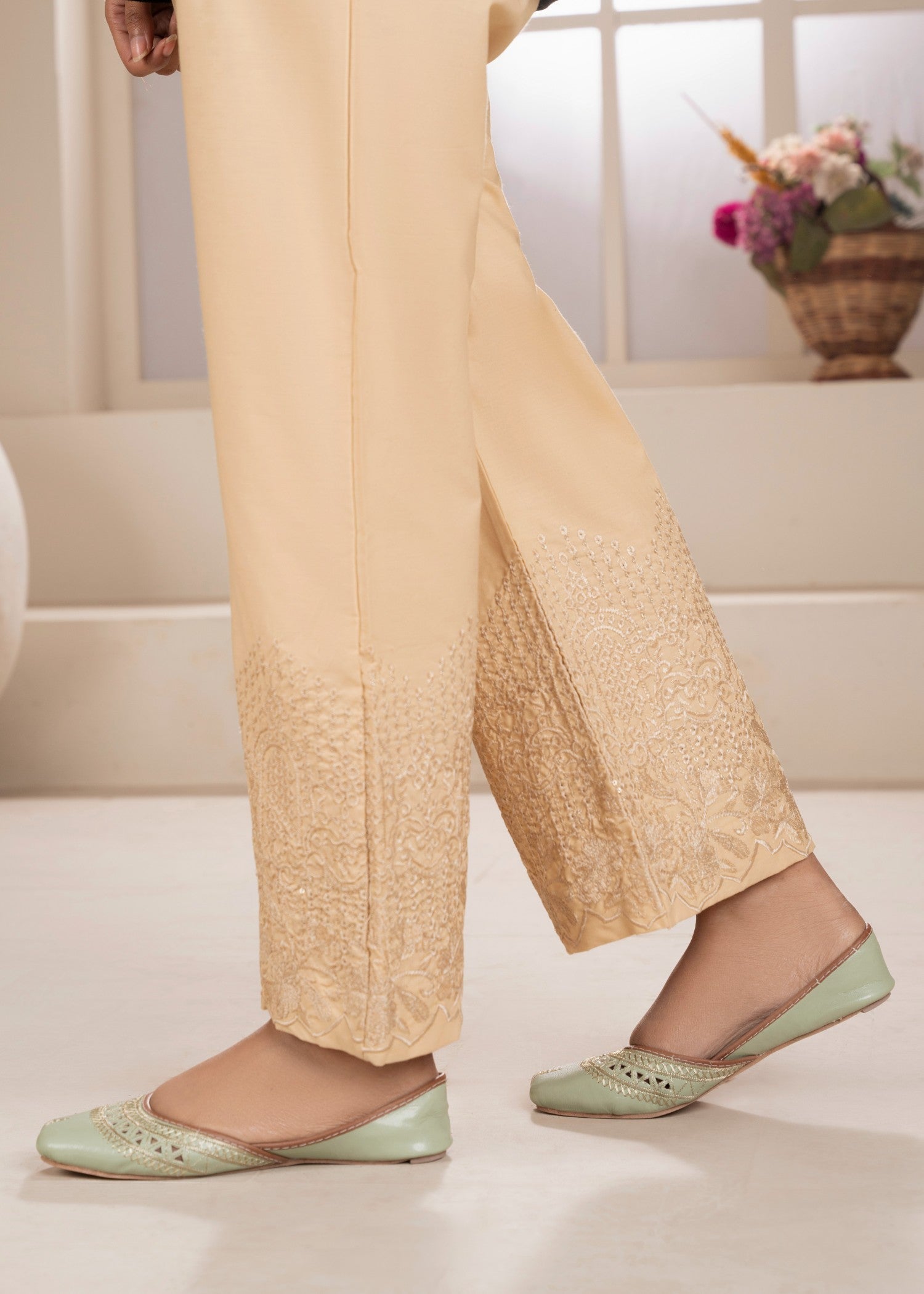 Rangeenz embroidered bell trouser MIIC S Women 1pcs