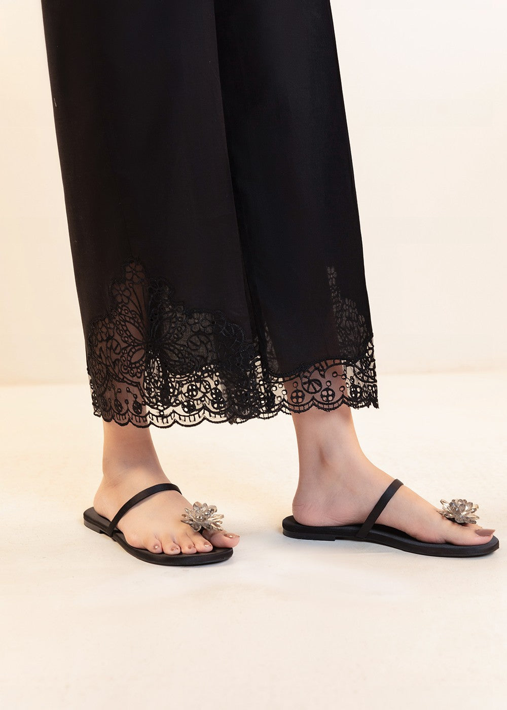 Cinq Apparel Chopped Pants D 9245 Black Women 1pcs