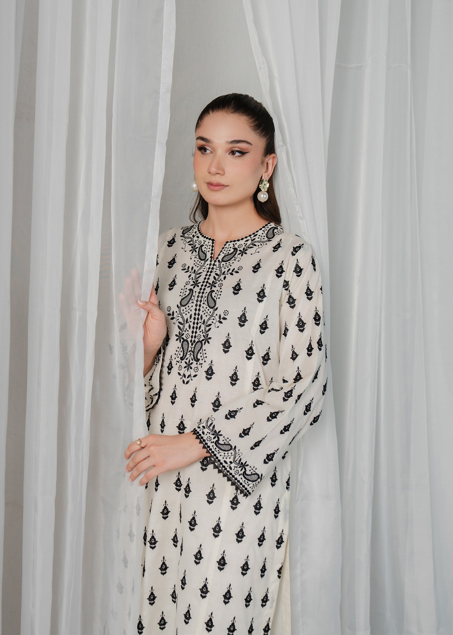 The Turkish Wear OFF WHITE FULLY EMBROIREDED KURTA SET Women 2pcs