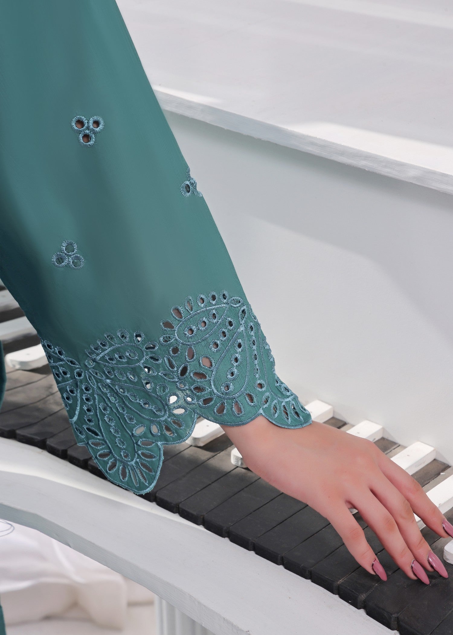 Luxeurs Zephyr Embroidered Lawn Dress Women 2pcs