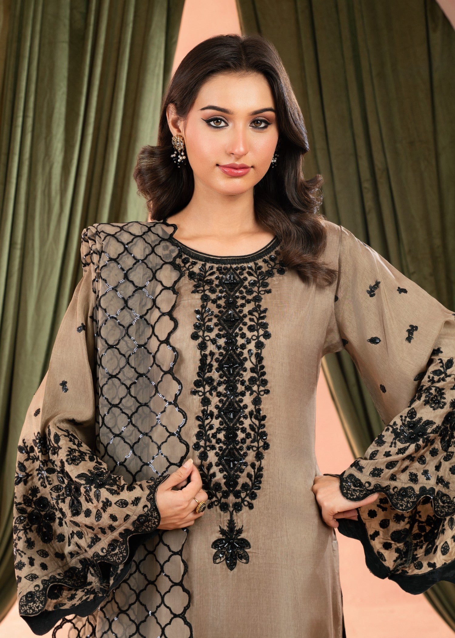 Alliyas_By_Farooqkhalid A 380 Mouse Women 3pcs