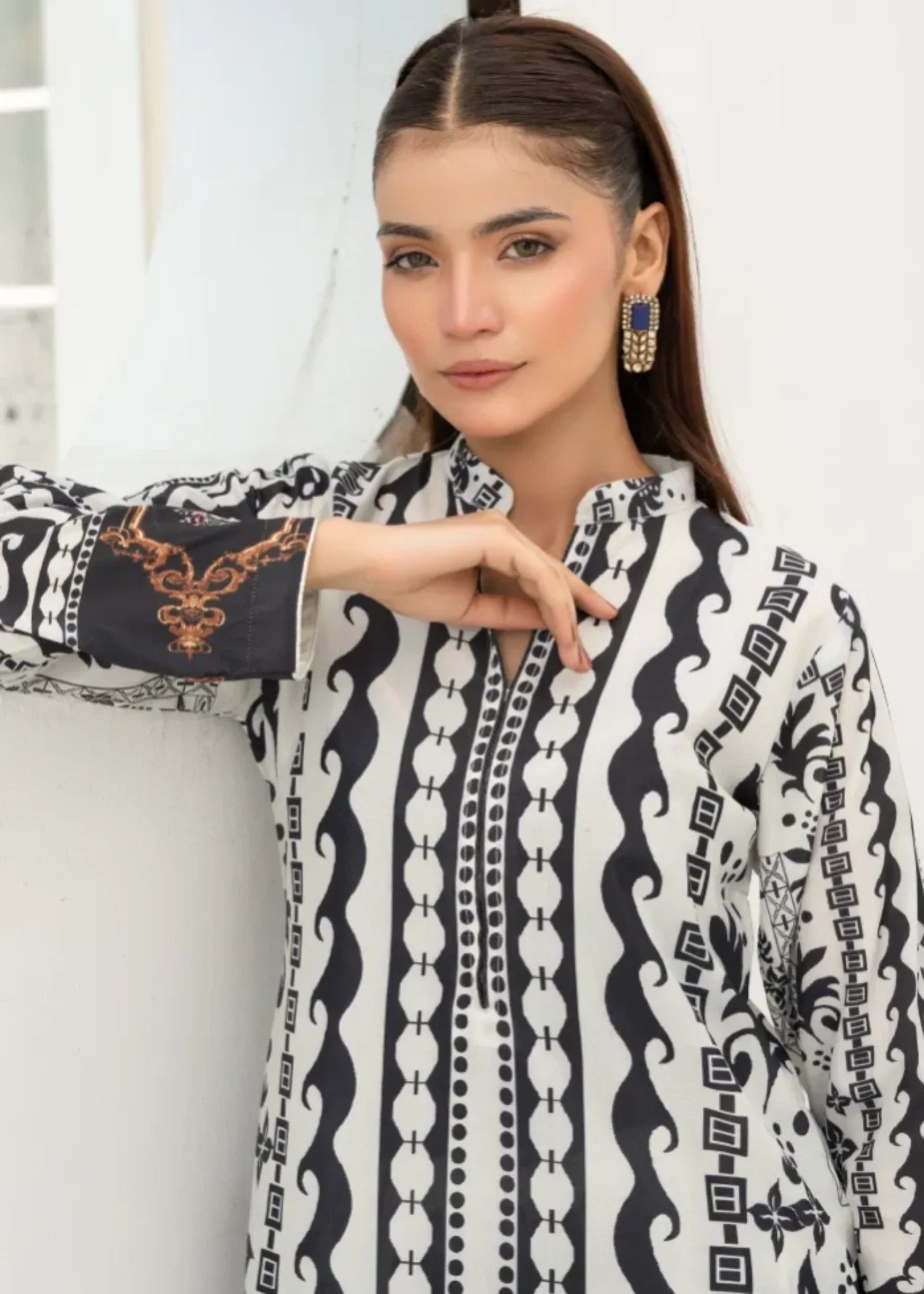 Designer Rack grip silk white n black Women 2pcs