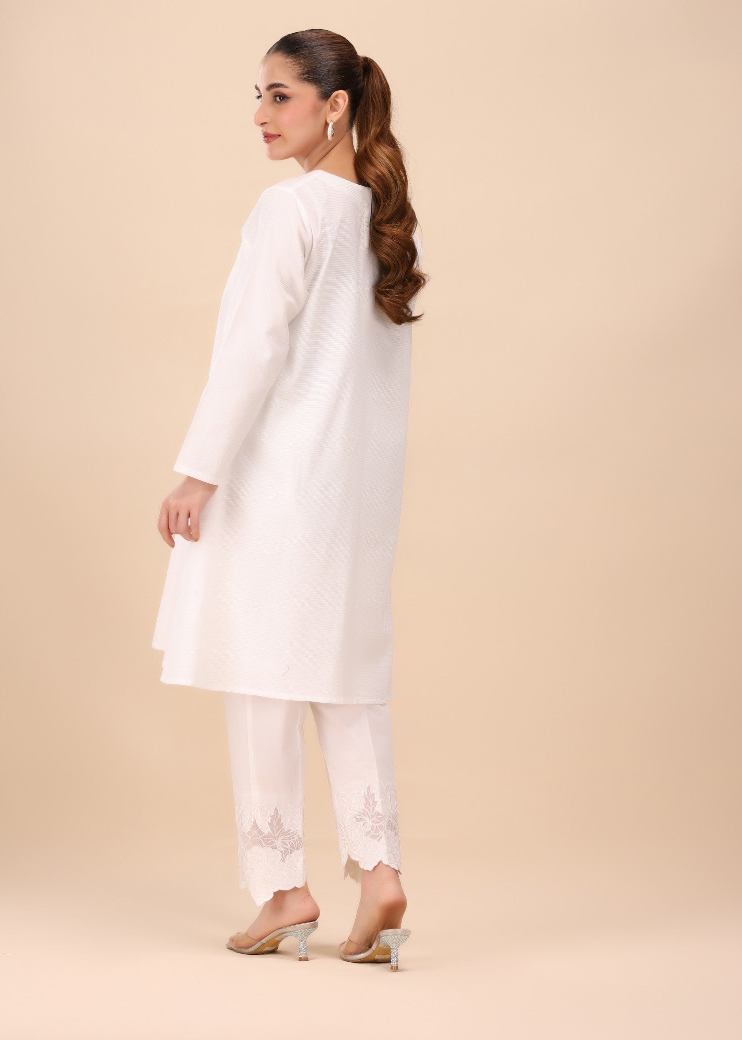 Mhw Classic White Pleated Women 1pcs