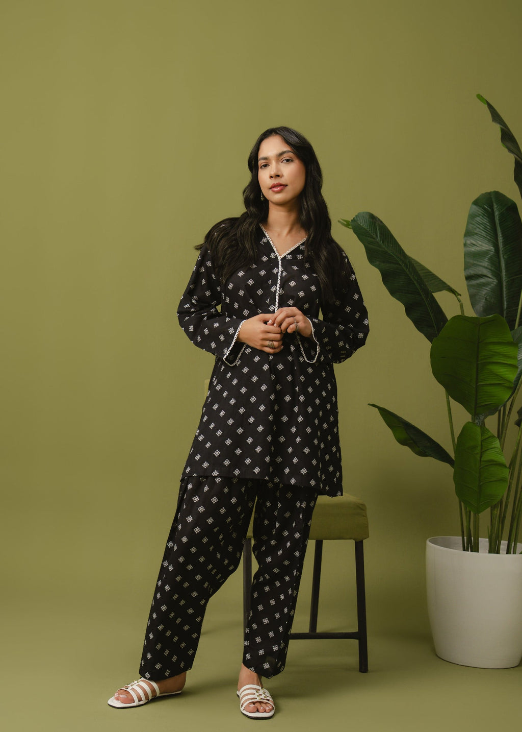 Buzzazi Black Chunri Printed Suit Women 2pcs