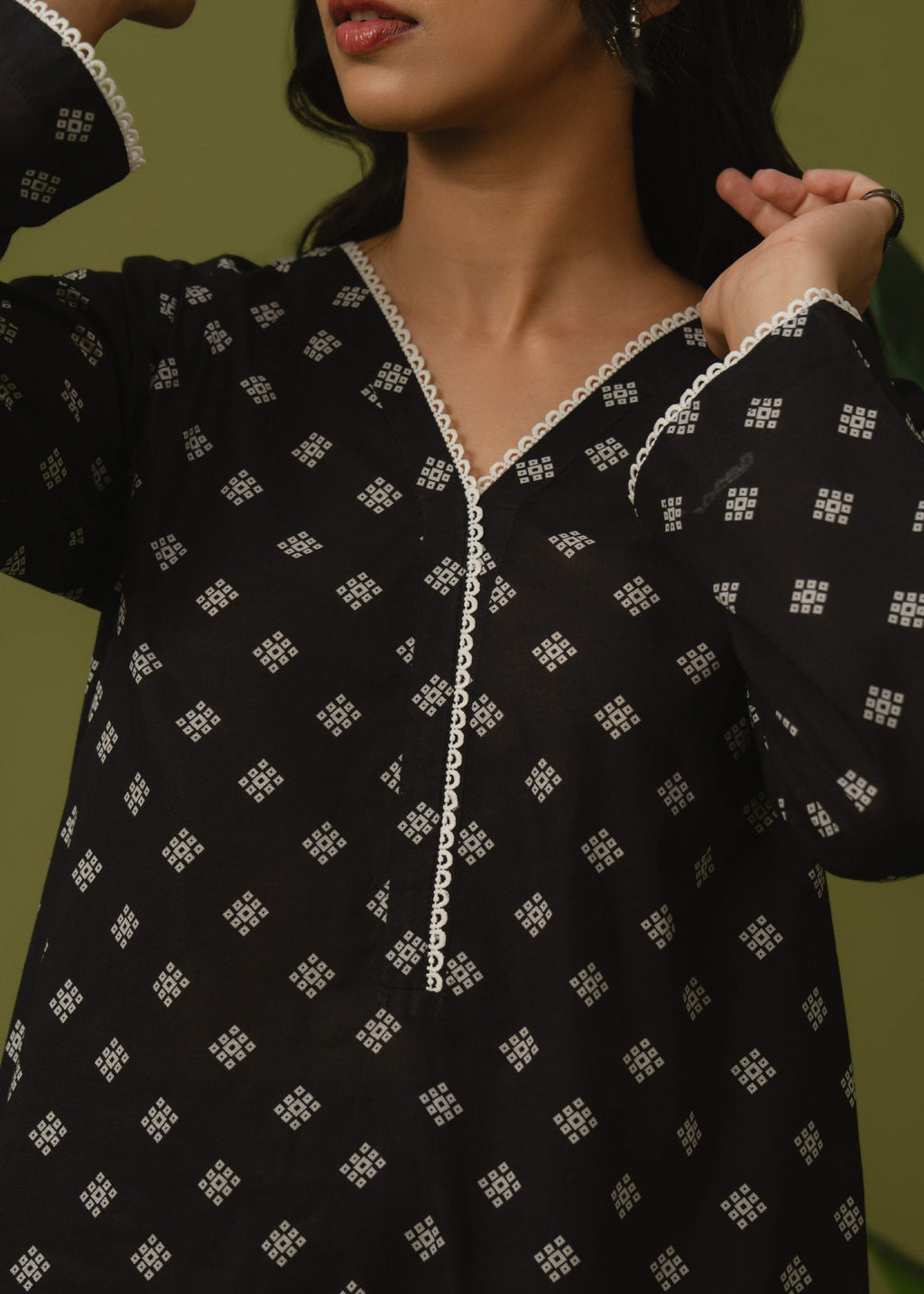 Buzzazi Black Chunri Printed Suit Women 2pcs