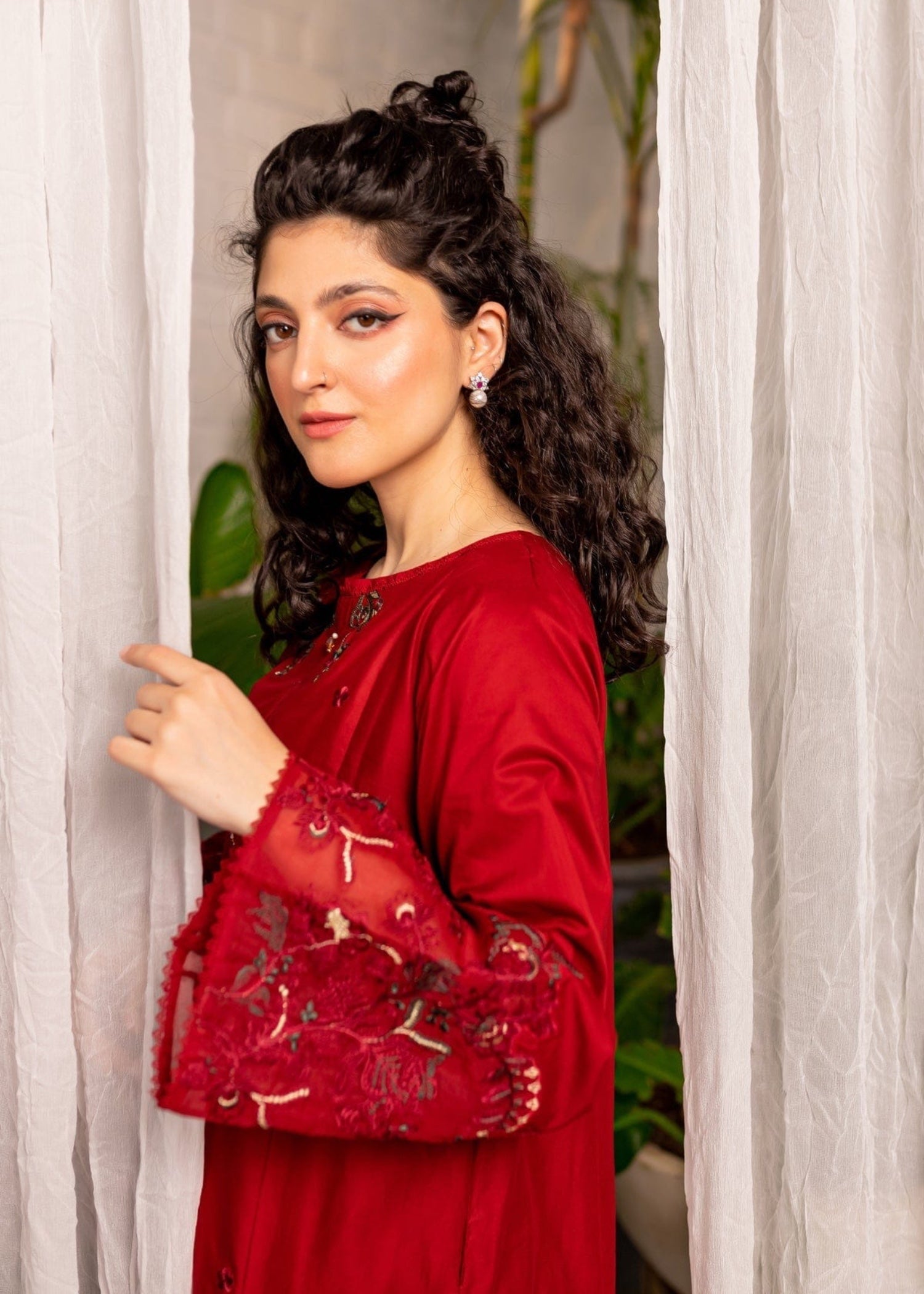 The Turkish Wear Rose Embroidered Kurta Set Women 2pcs