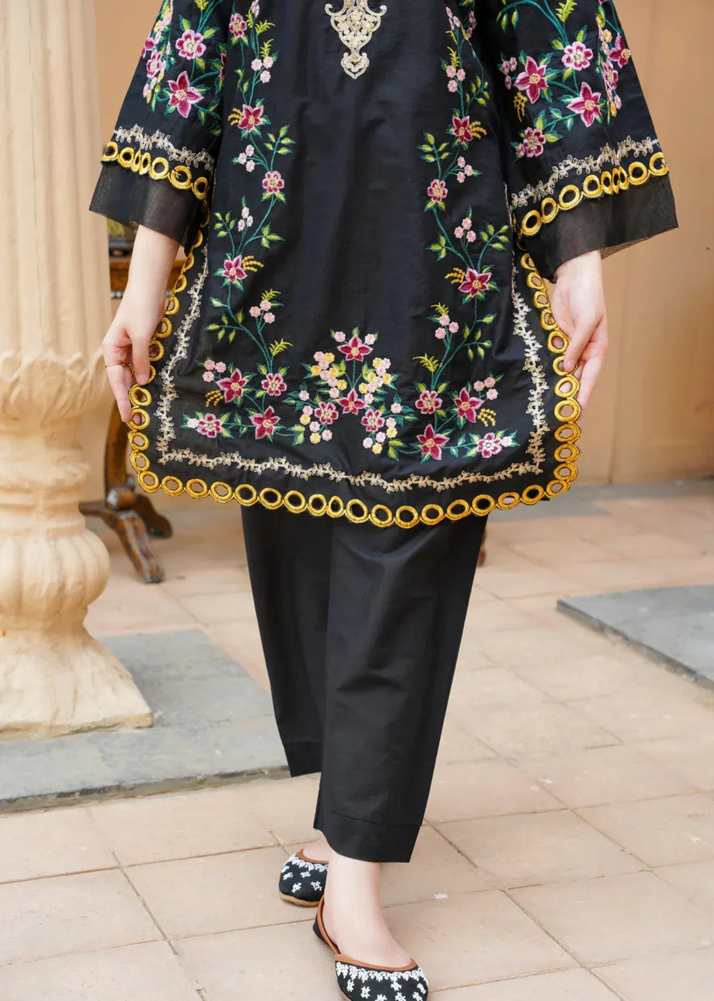 Zamnah Black Floral Embroidered Cotton Kurta Set Women 2pcs