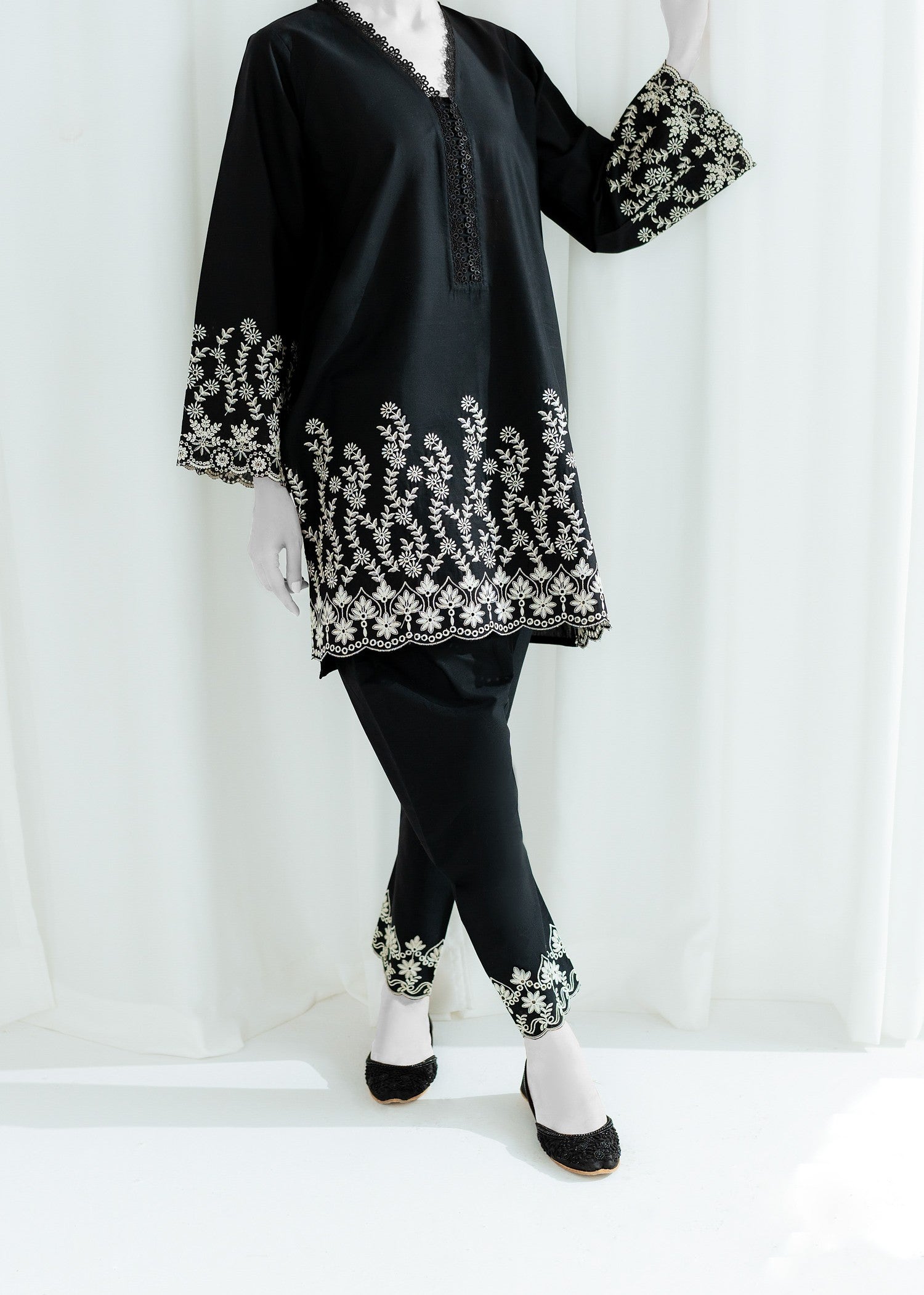 Zaira and Mahnoor noir Women 2pcs