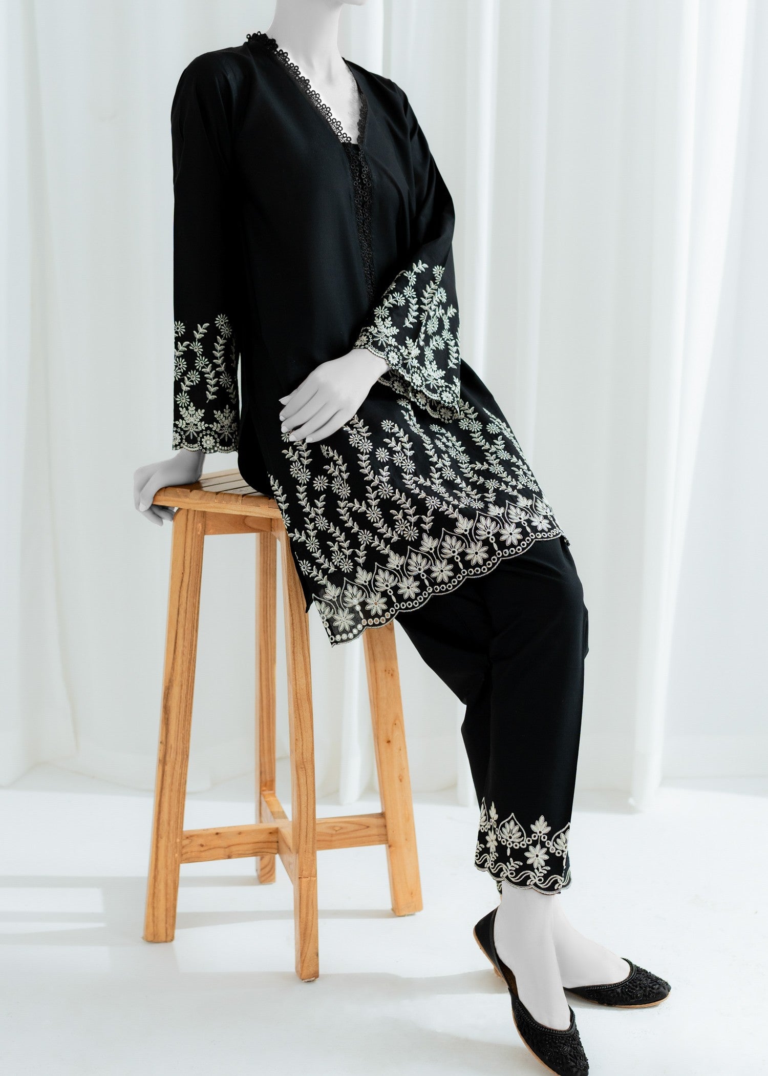 Zaira and Mahnoor noir Women 2pcs