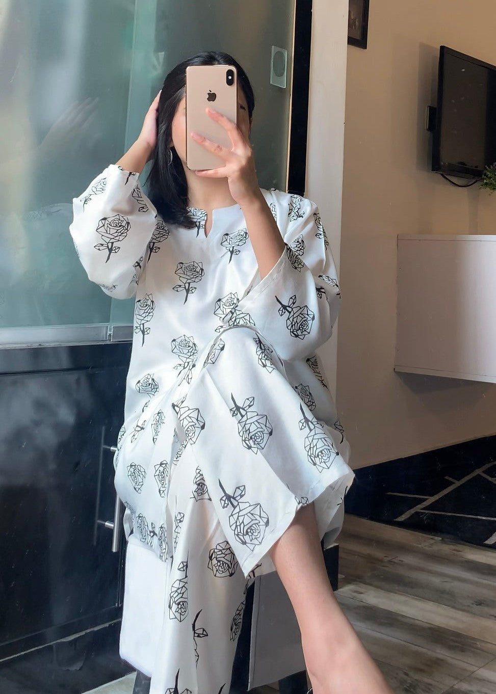 Anabya Garments White Rose Women 2pcs