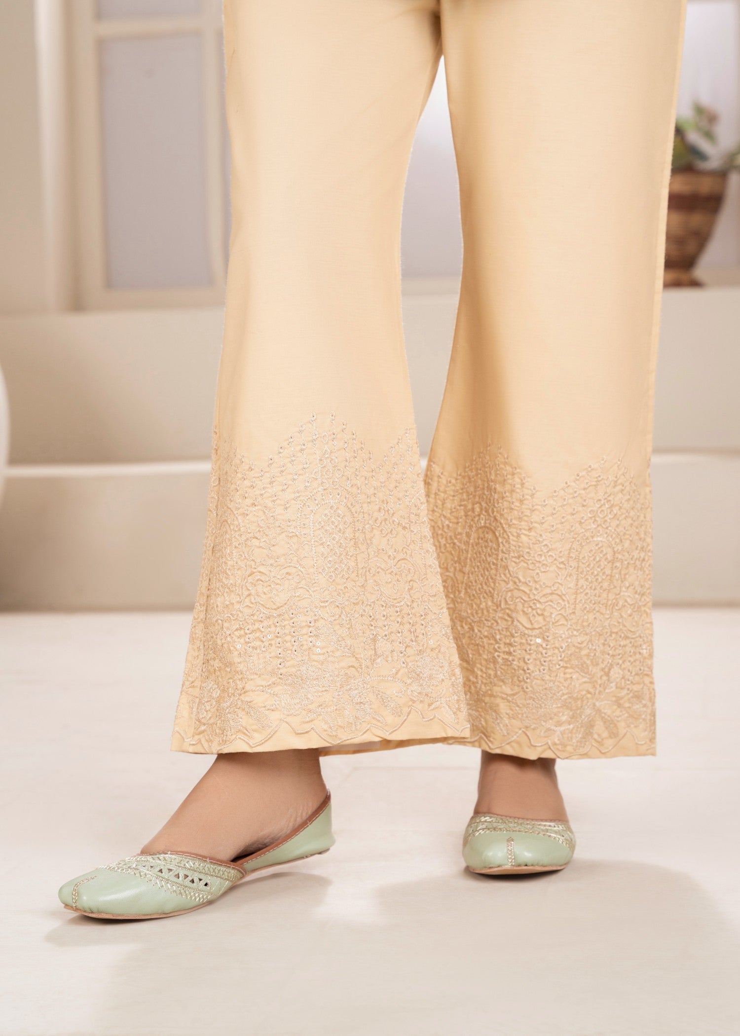 Rangeenz embroidered bell trouser MIIC S Women 1pcs