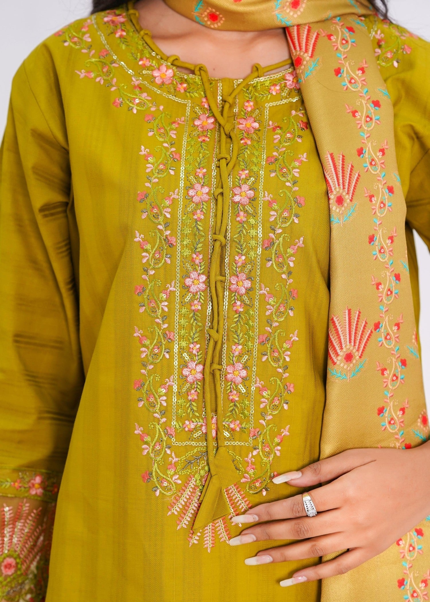 Fatima Noor’s Bi 006 3 Women 3pcs