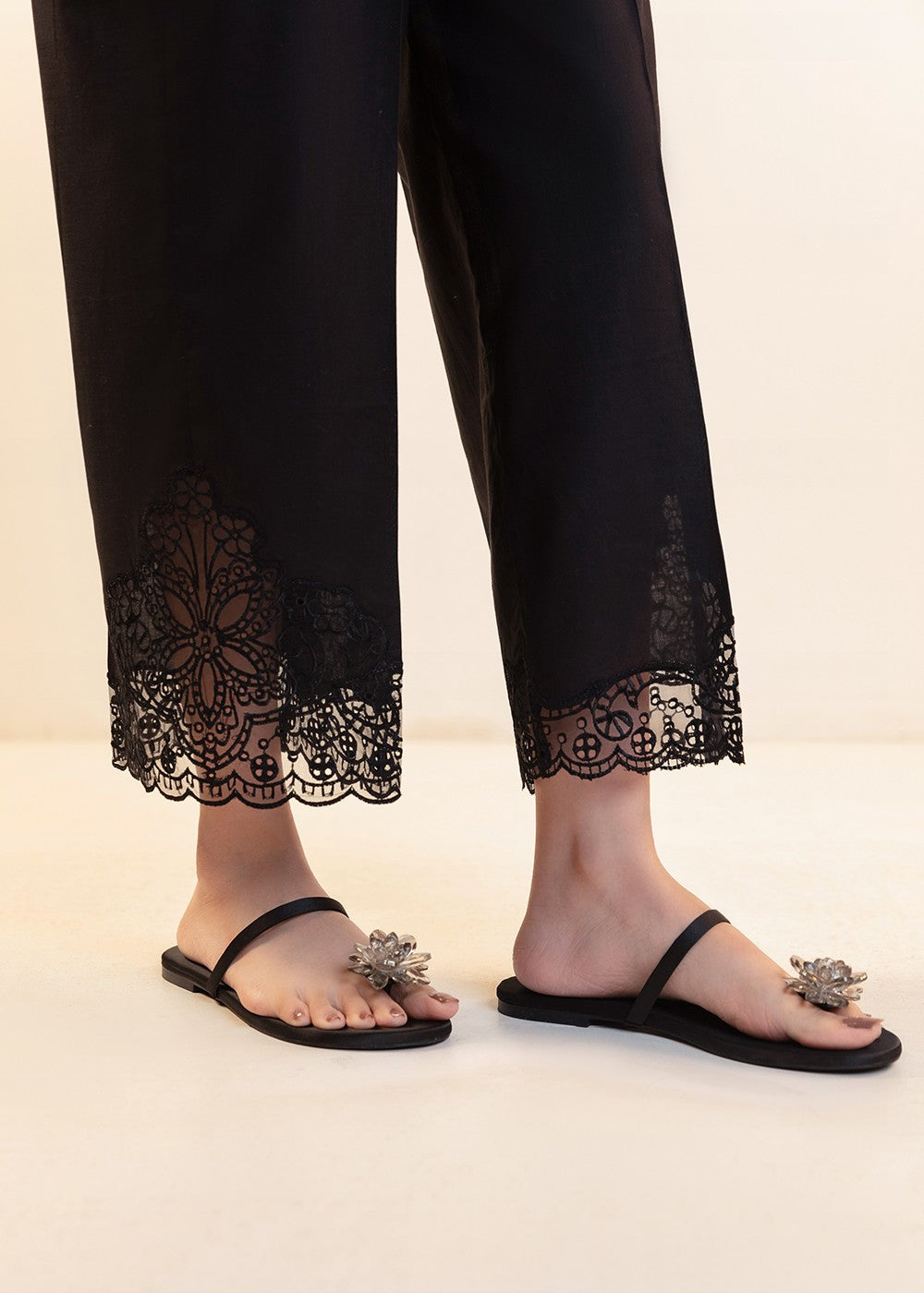 Cinq Apparel Chopped Pants D 9245 Black Women 1pcs