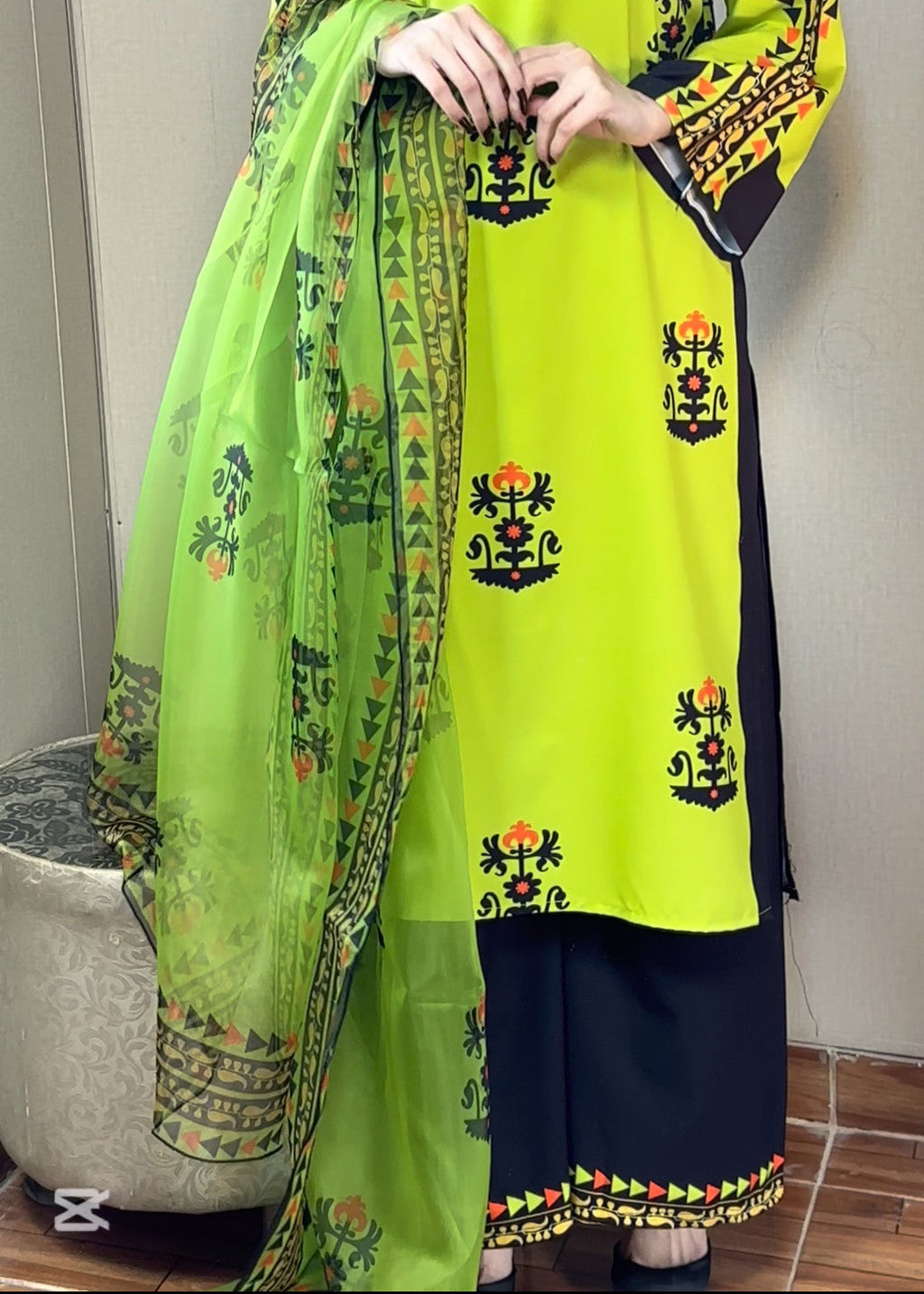 Four Season Boutique PARROT CAPRI Women 3pcs