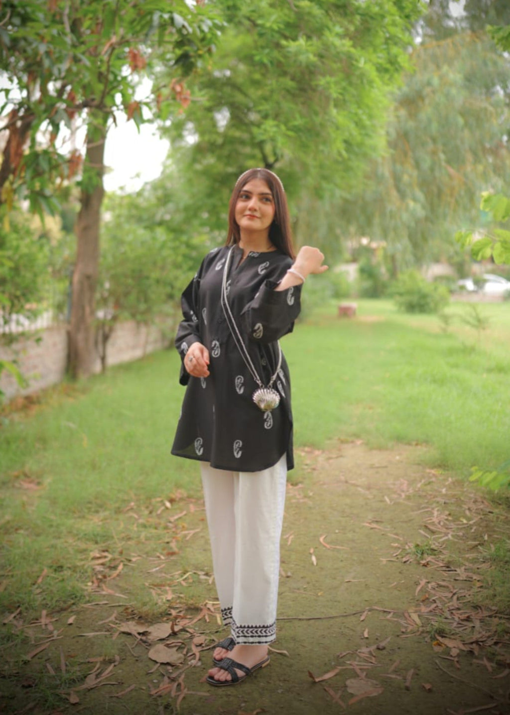 Zarah&Sarah Monochrome Muse Women 2pcs