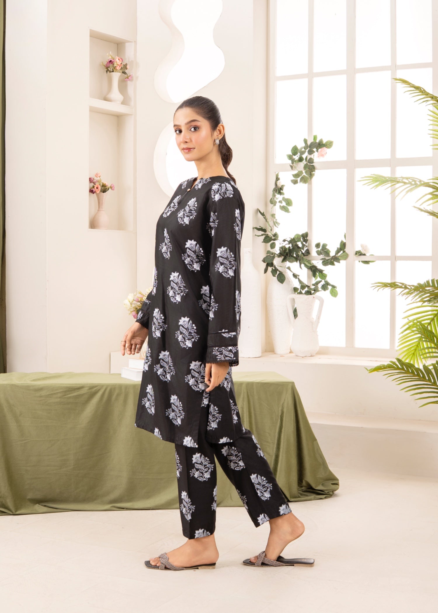 Stylish Collection ZEENAT BLACK Women 2pcs