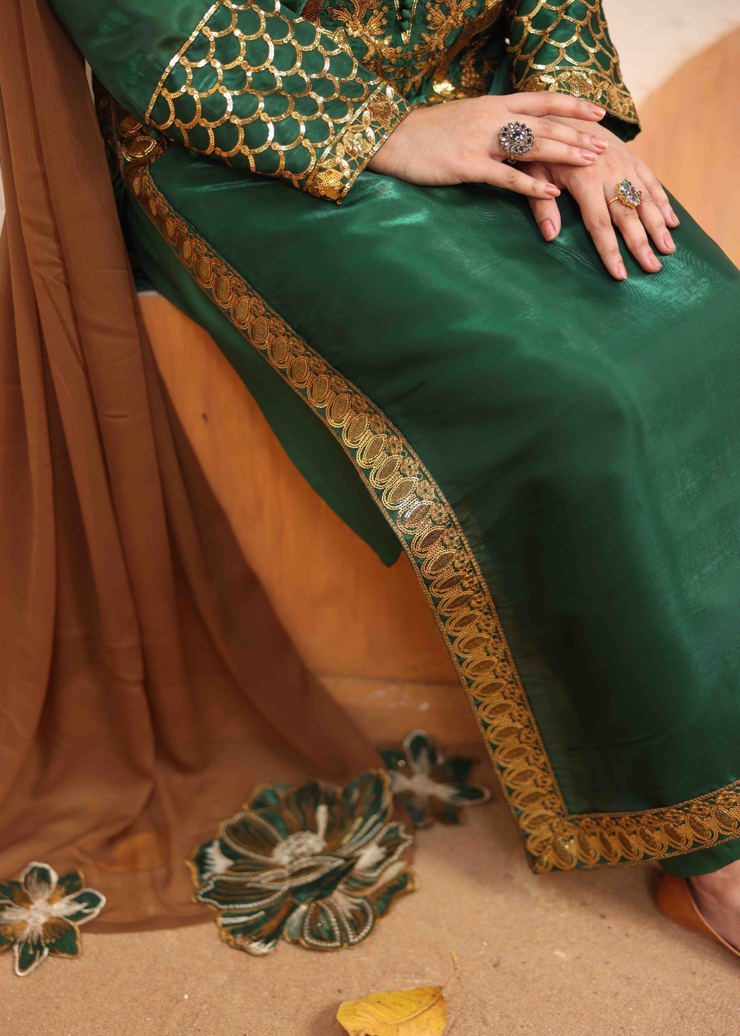 Costumo Amaris Women 4pcs